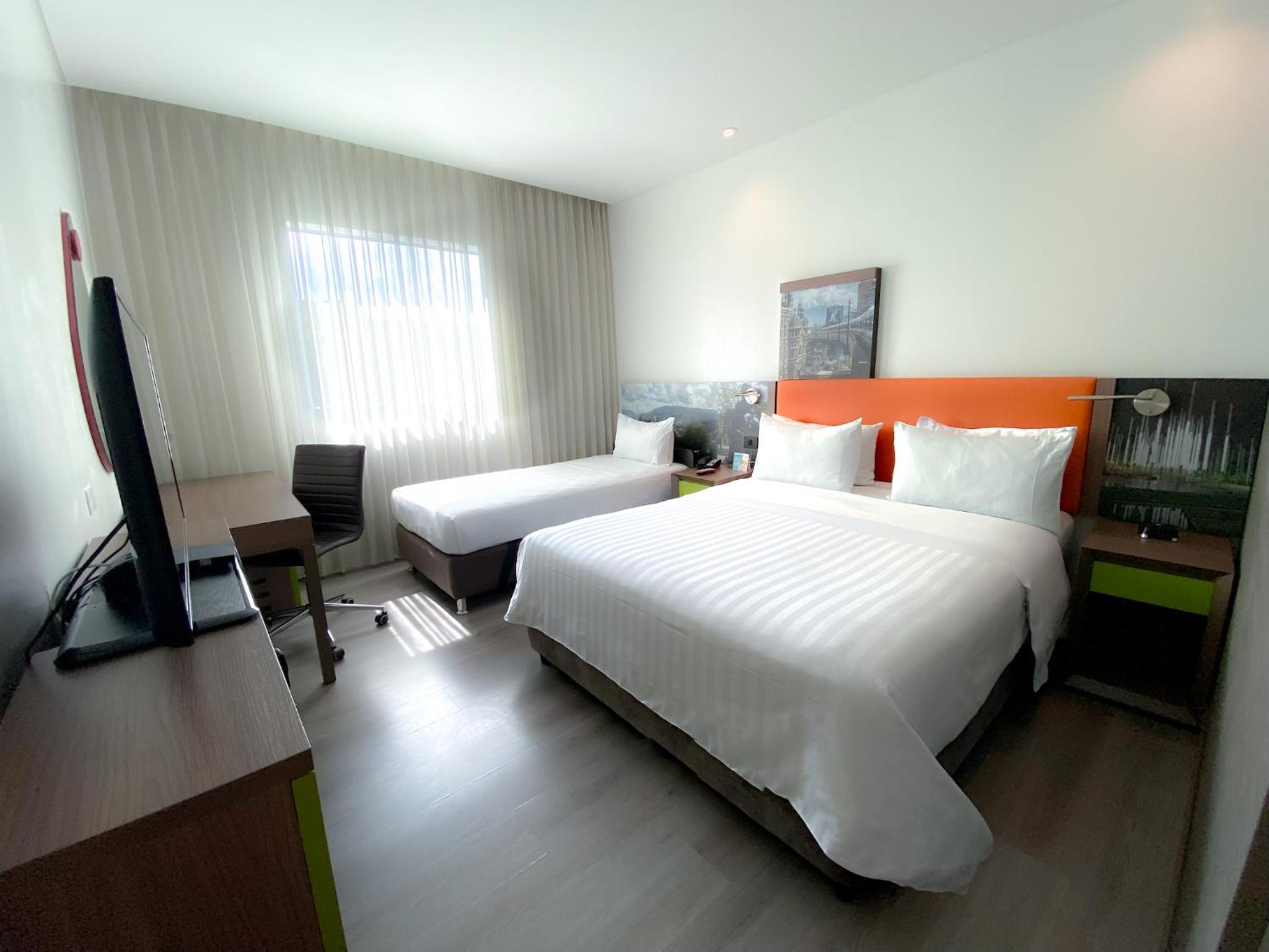 Queen Room with Sofa Bed - Non-Smoking photo 1
