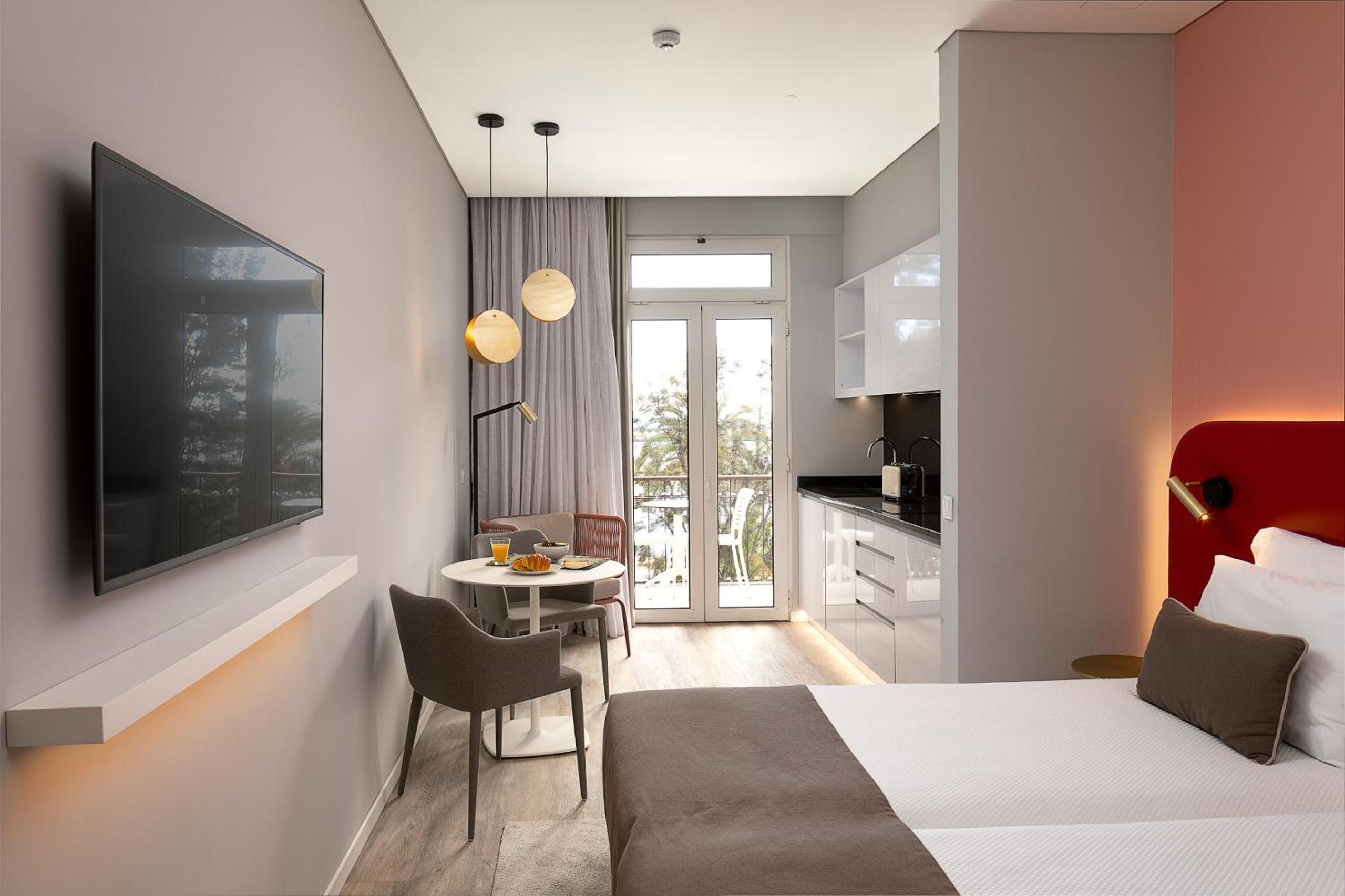 Deluxe One-Bedroom Apartment with Ocean View photo 1