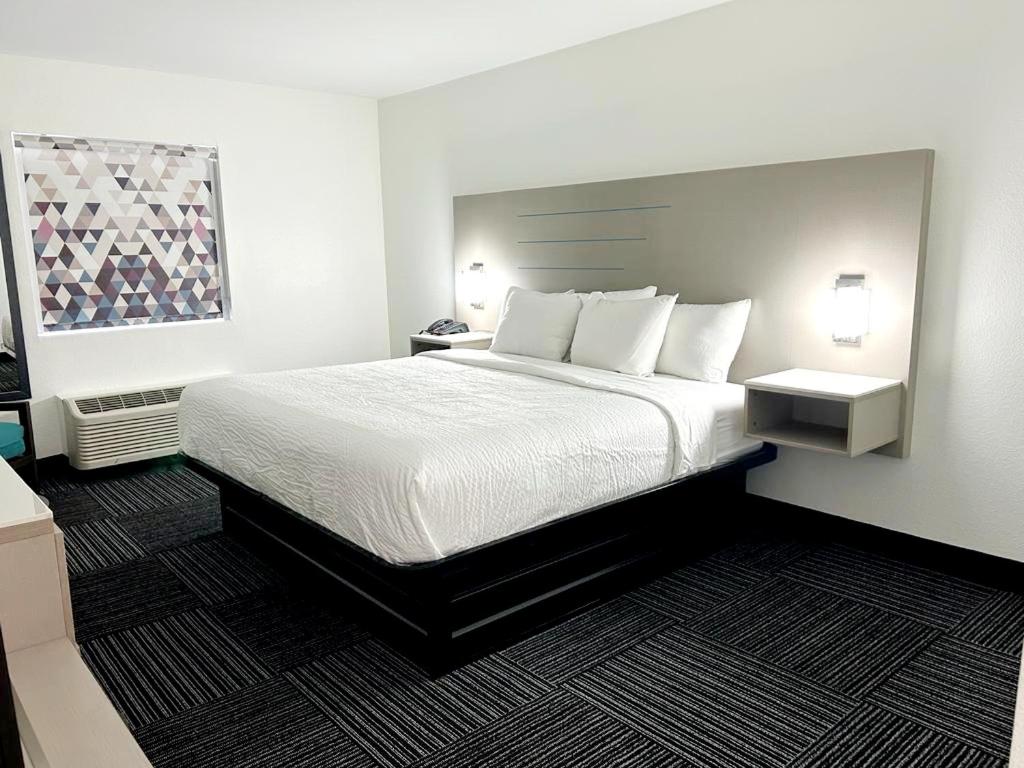 King Room - Non-Smoking - Photo 1