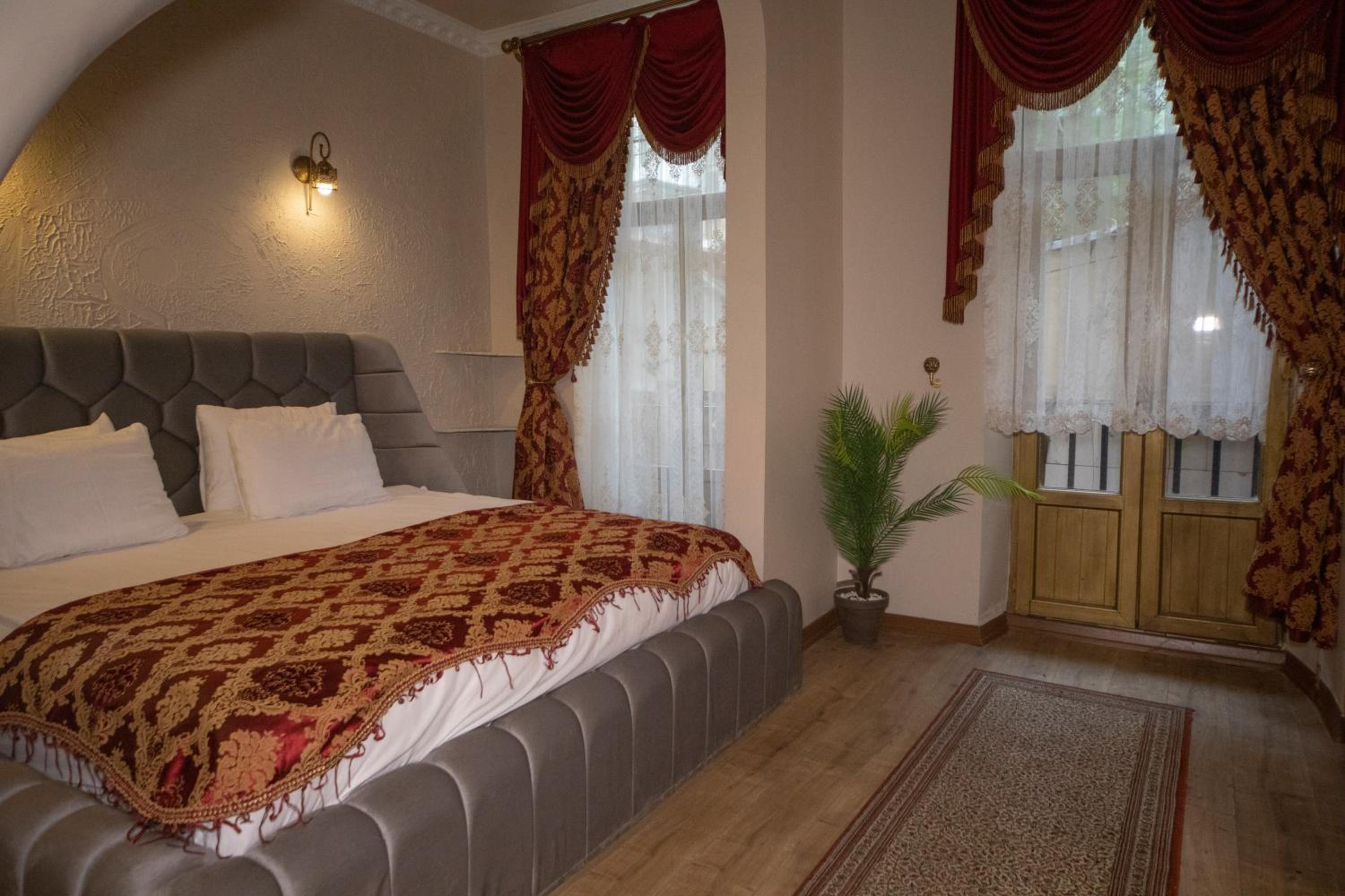 Deluxe Family Suite photo 1