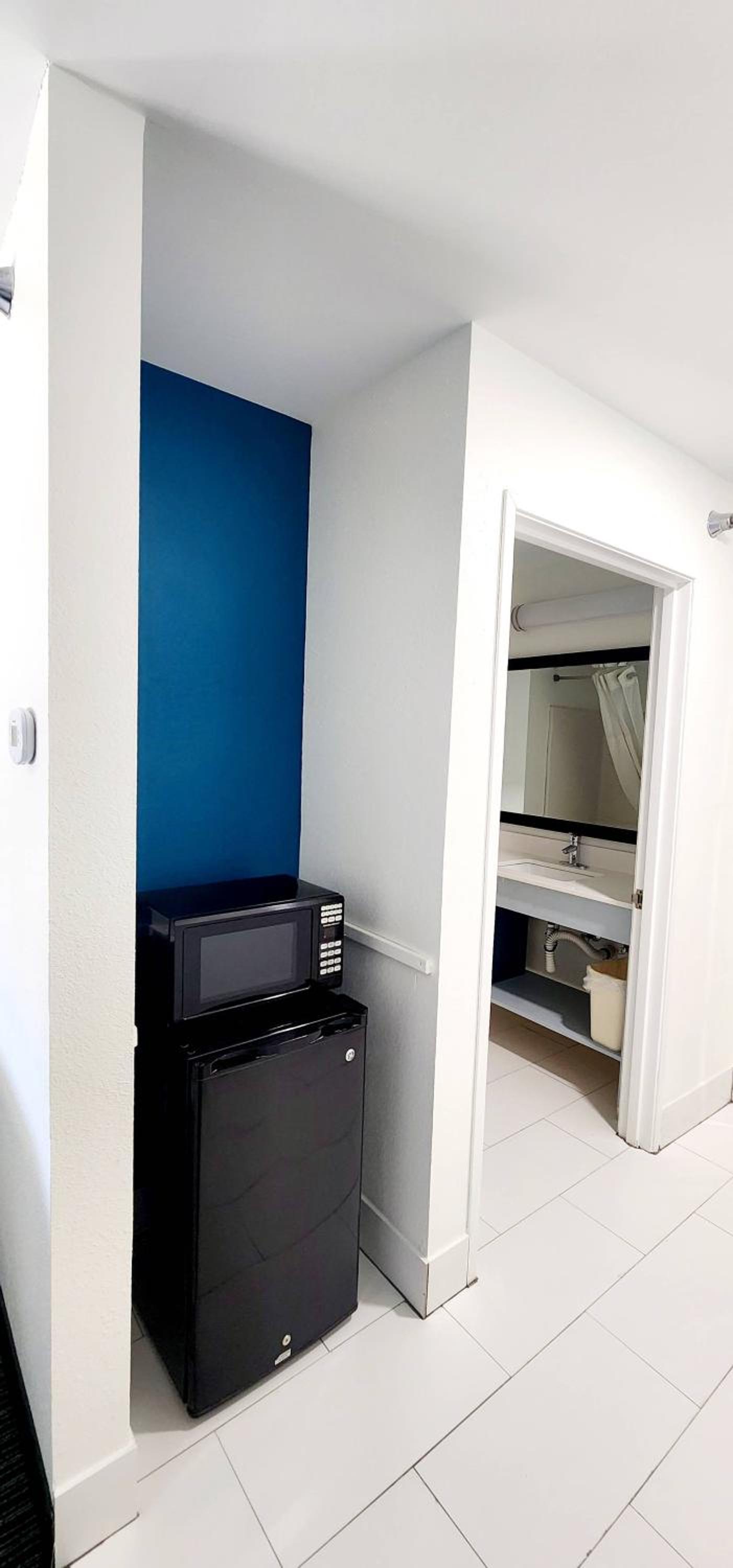 King Room - Non-Smoking - Photo 2