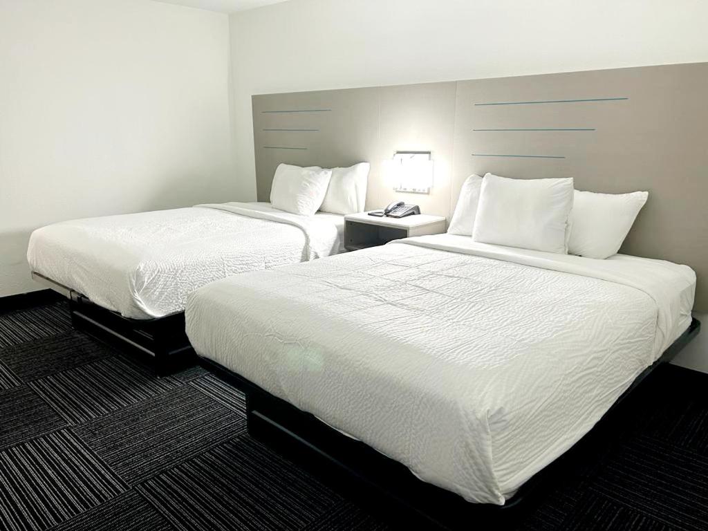 Queen Room with Two Queen Beds - Non-Smoking - Photo 1
