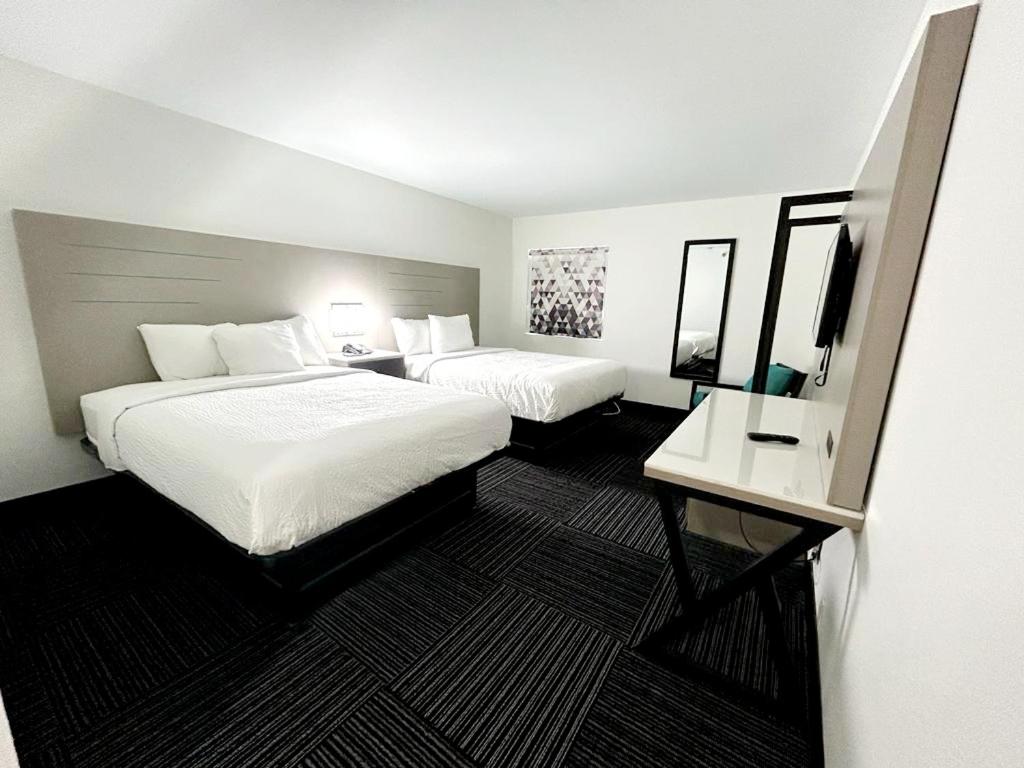 Queen Room with Two Queen Beds - Non-Smoking - Photo 5