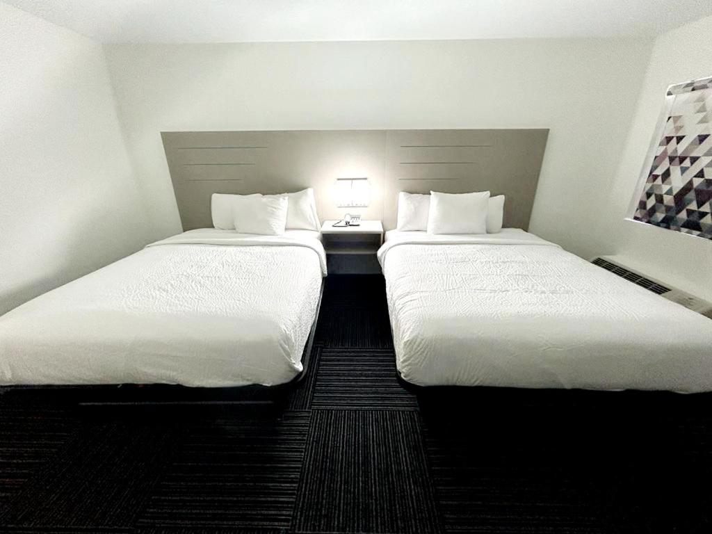 Queen Room with Two Queen Beds - Non-Smoking - Photo 4