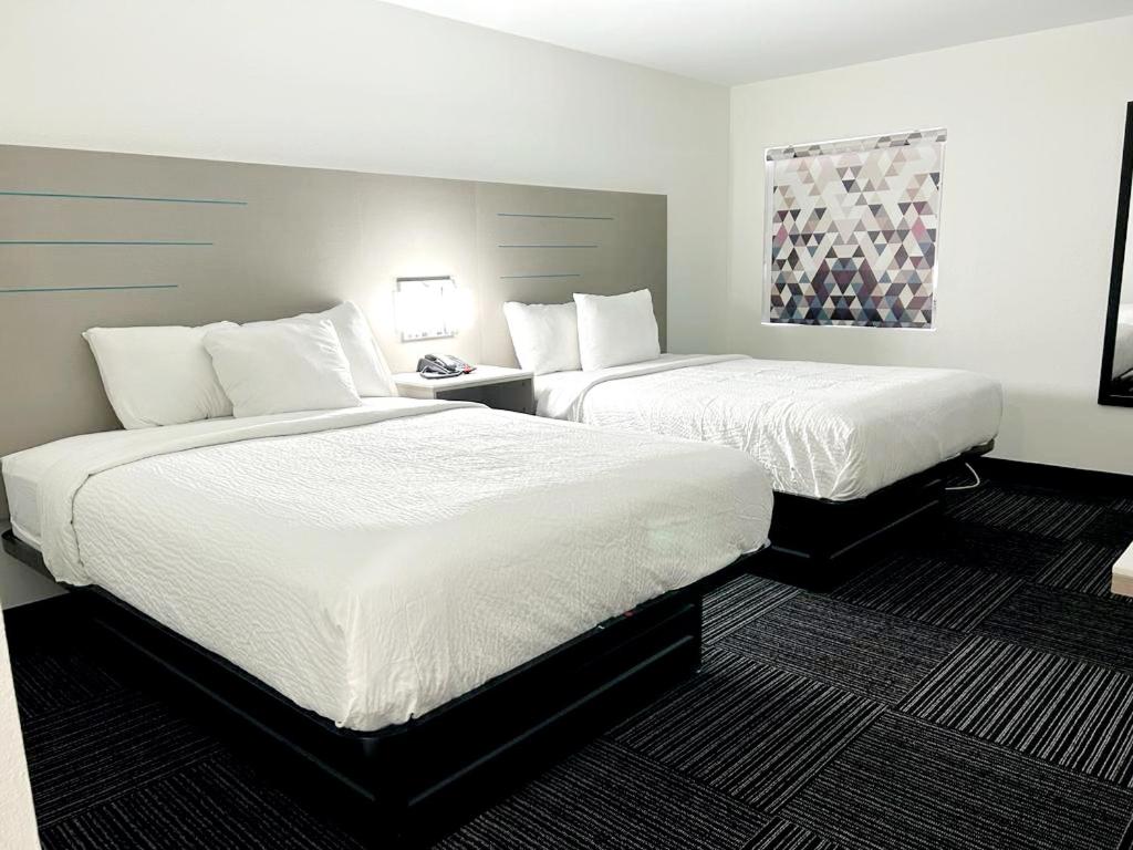 Queen Room with Two Queen Beds - Non-Smoking - Photo 3