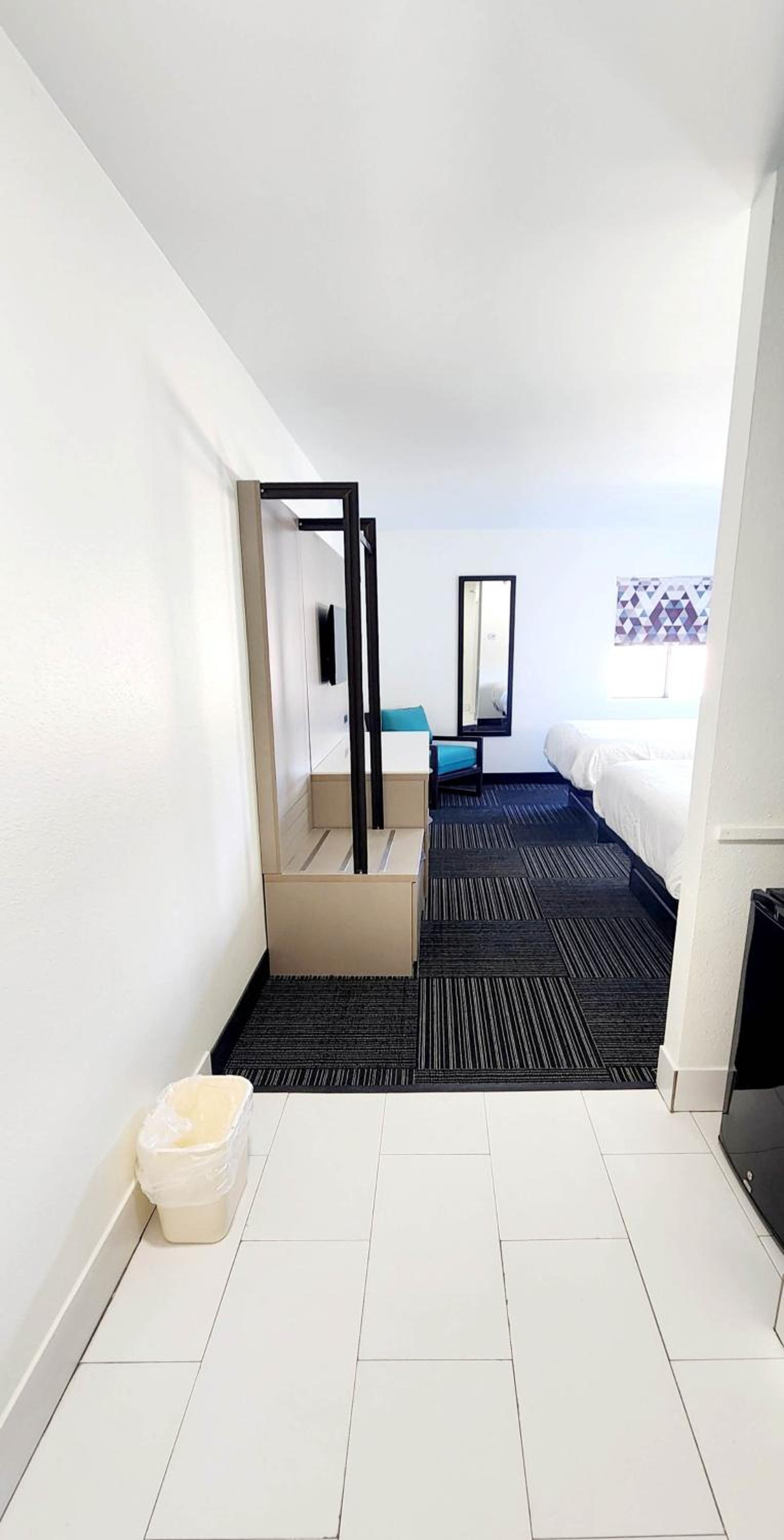King Room - Non-Smoking - Photo 6