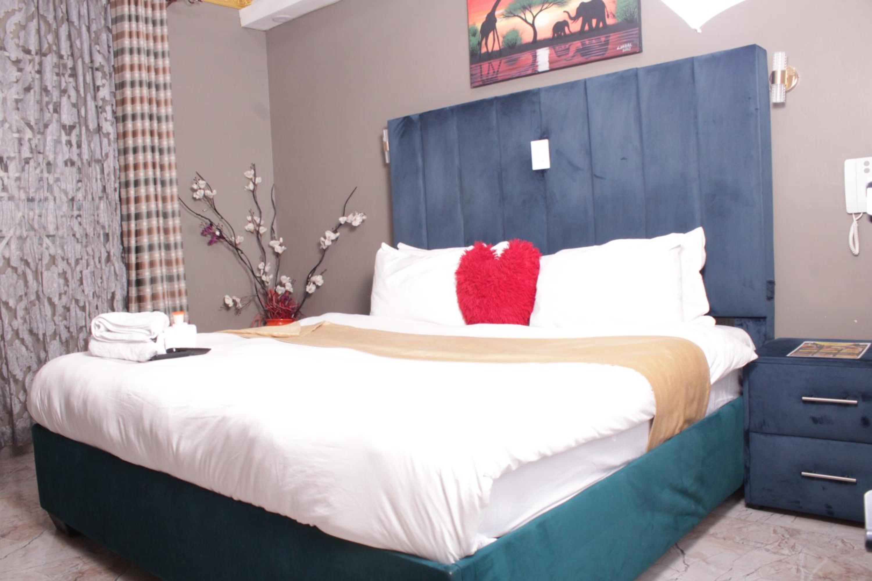 Deluxe Room (2 Adults + 1 Child)
