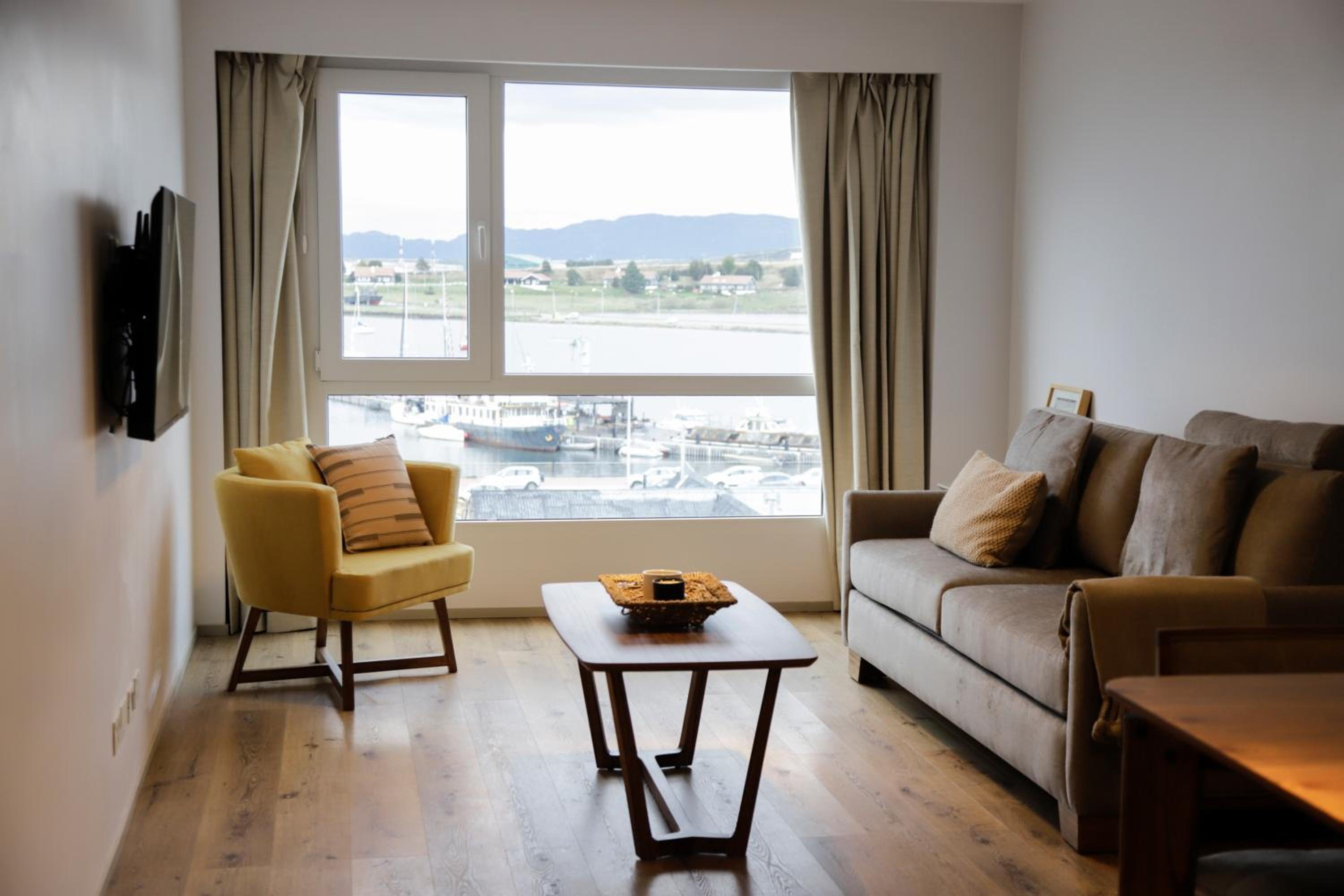 Apartment with Mountain View
