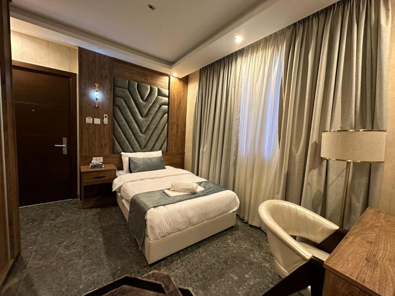 Deluxe Queen Room