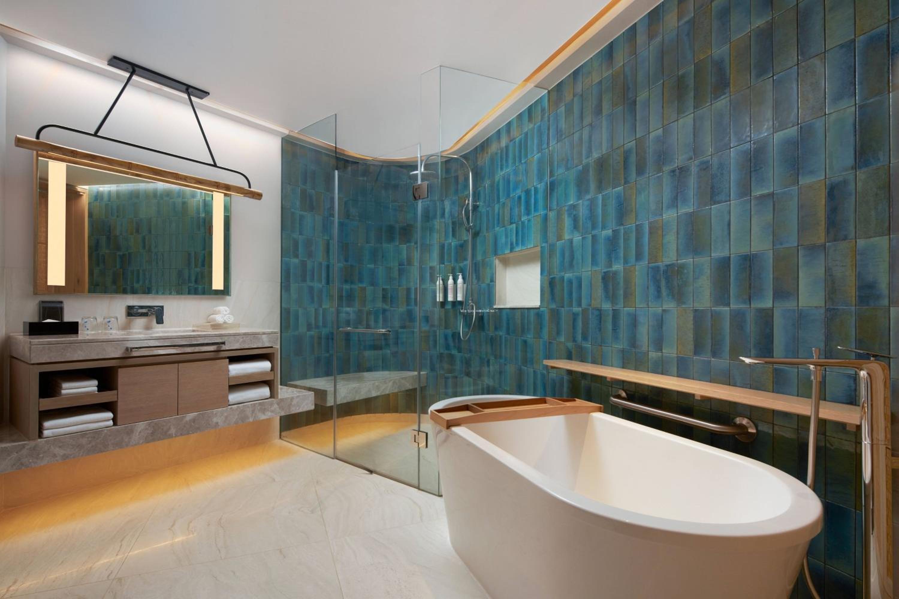 Two-Bedroom Suite with One King Bed and Two Double Beds - Photo 10