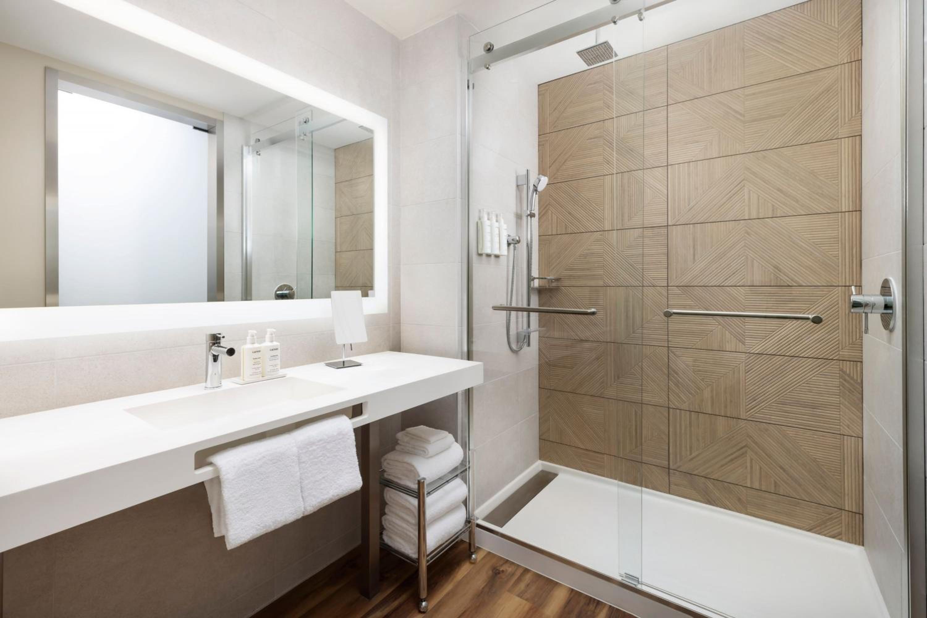 Deluxe Queen Room with Two Queen Beds and City View - Photo 6