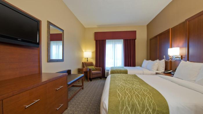 Queen Room with Two Queen Beds photo 2