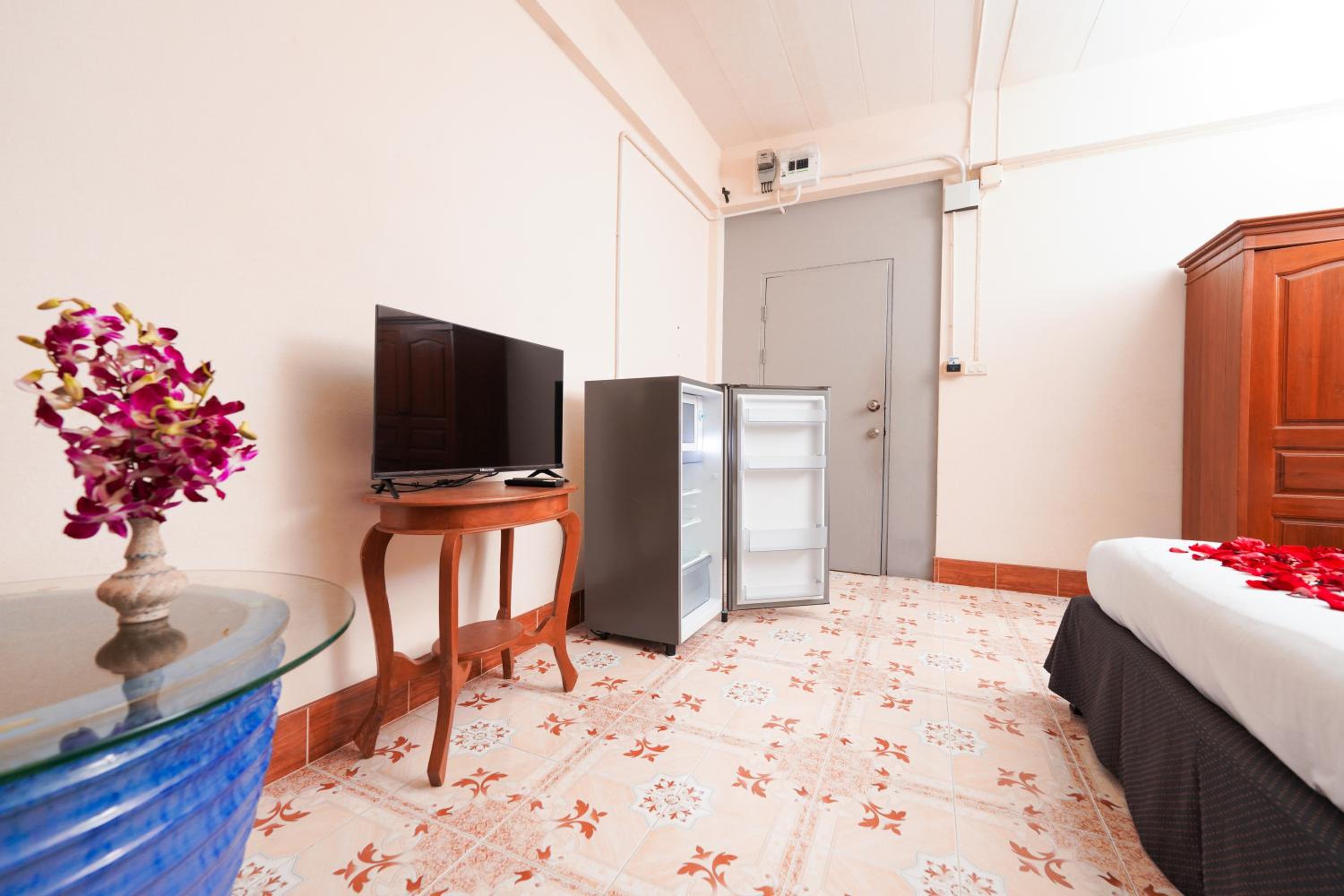 Budget Double Room - Photo 23