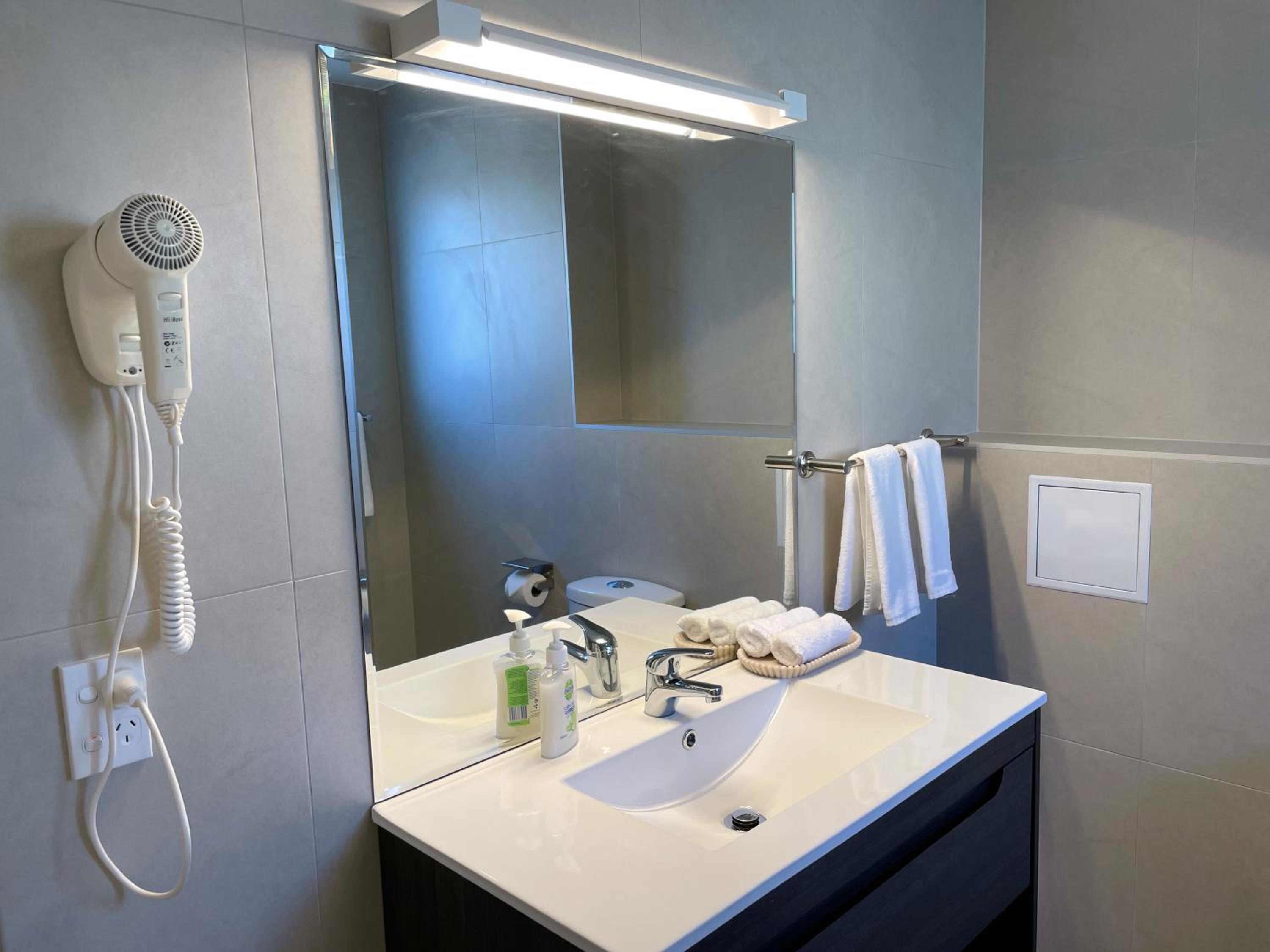King Room with Spa Bath - Photo 6
