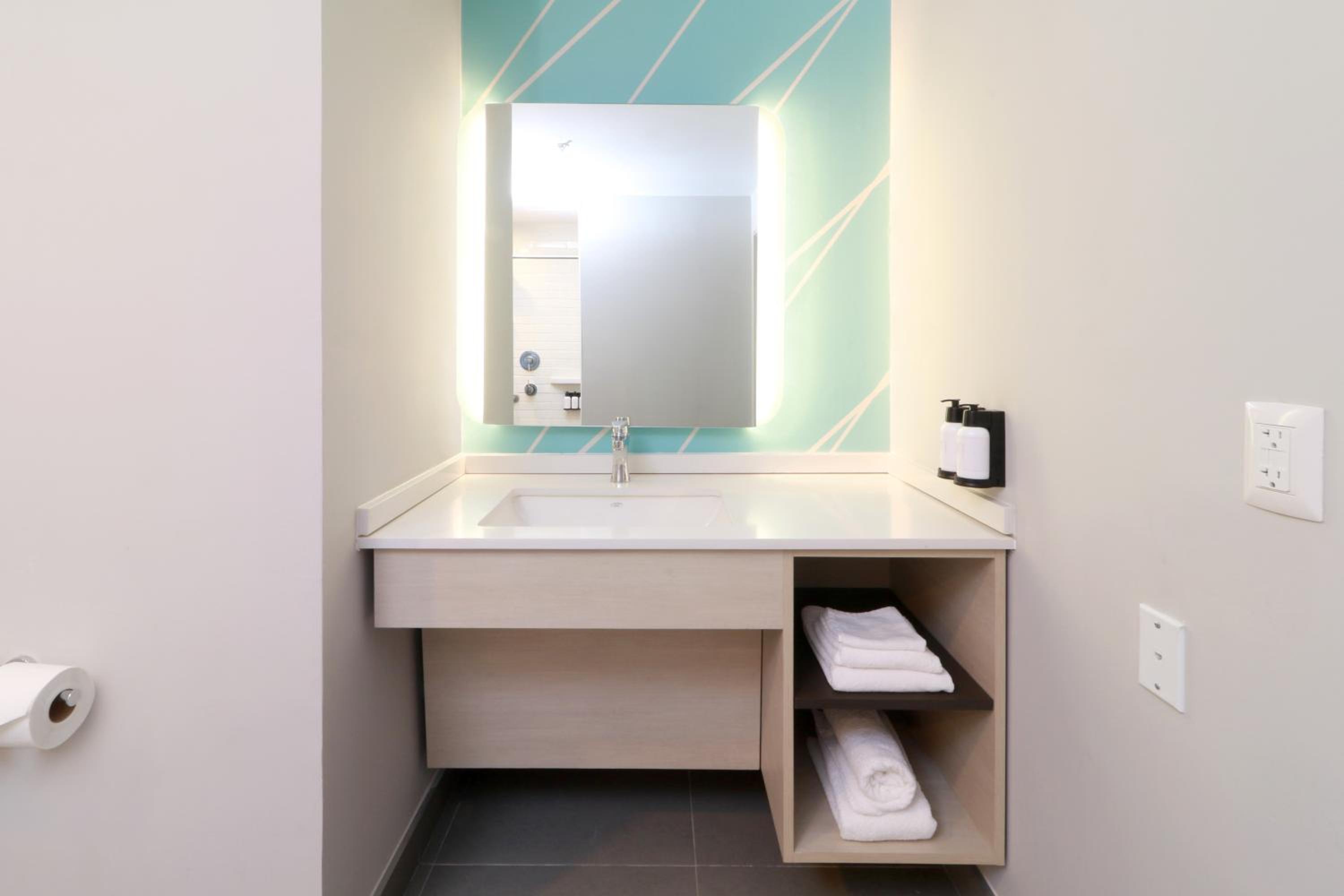 Standard King Room - Photo 7