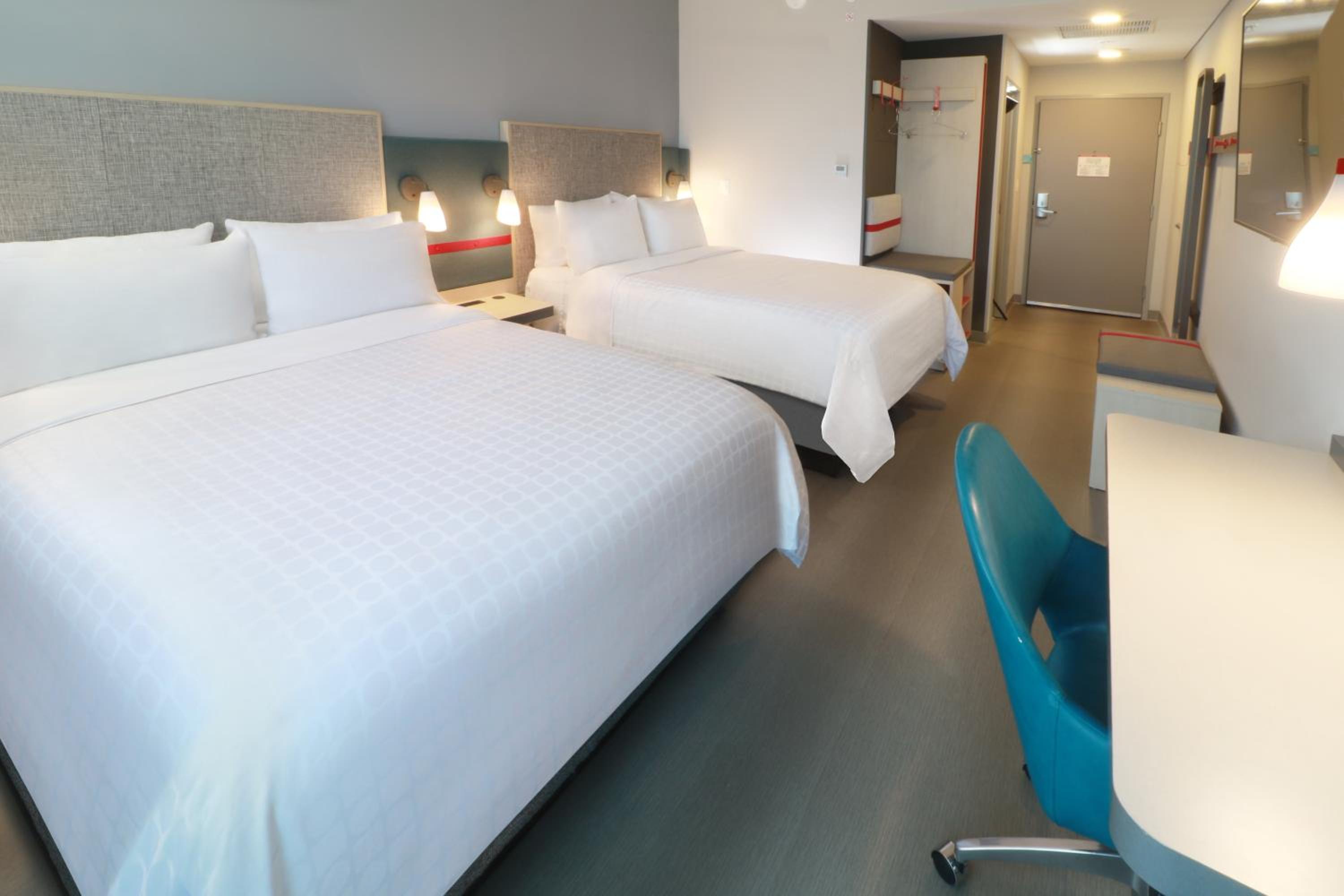Standard Room with Two Queen Beds - Photo 12