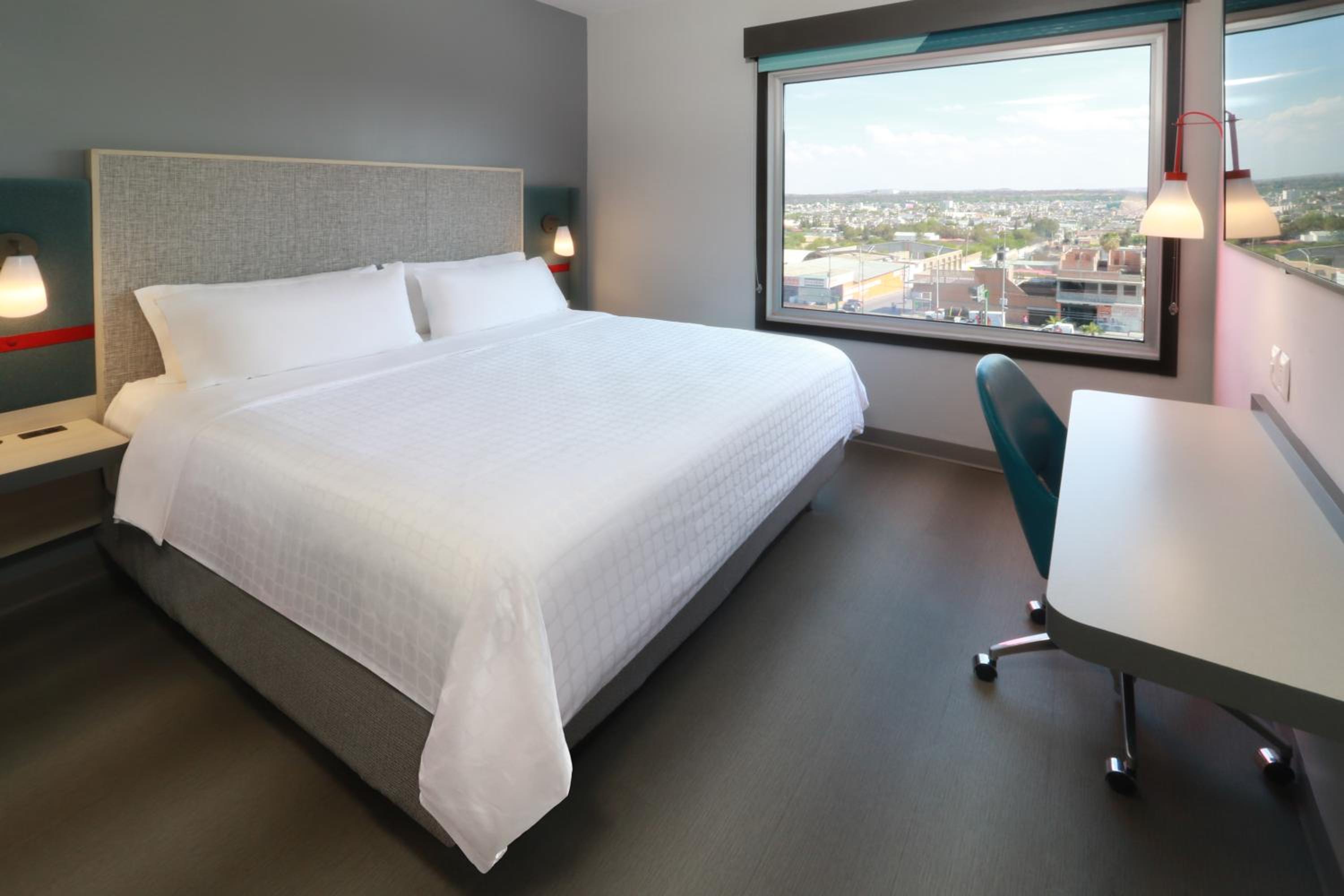 Standard King Room - Photo 11