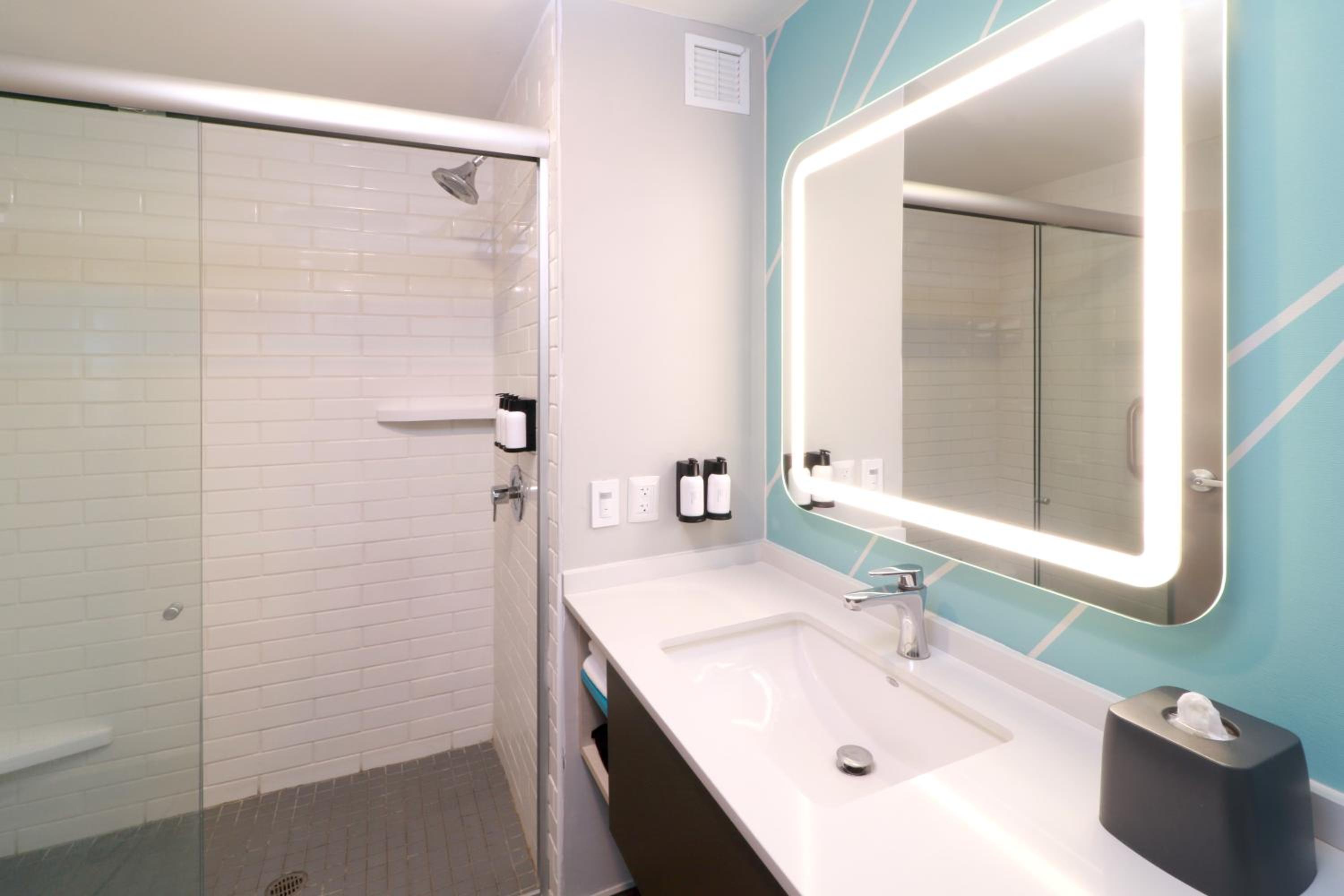 Standard King Room - Photo 16