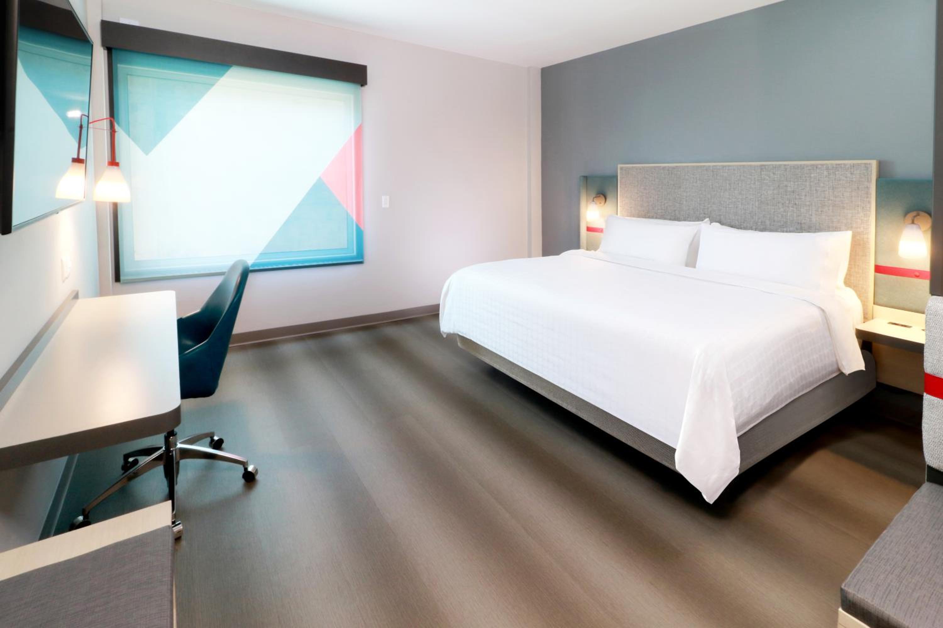 Standard King Room - Photo 13
