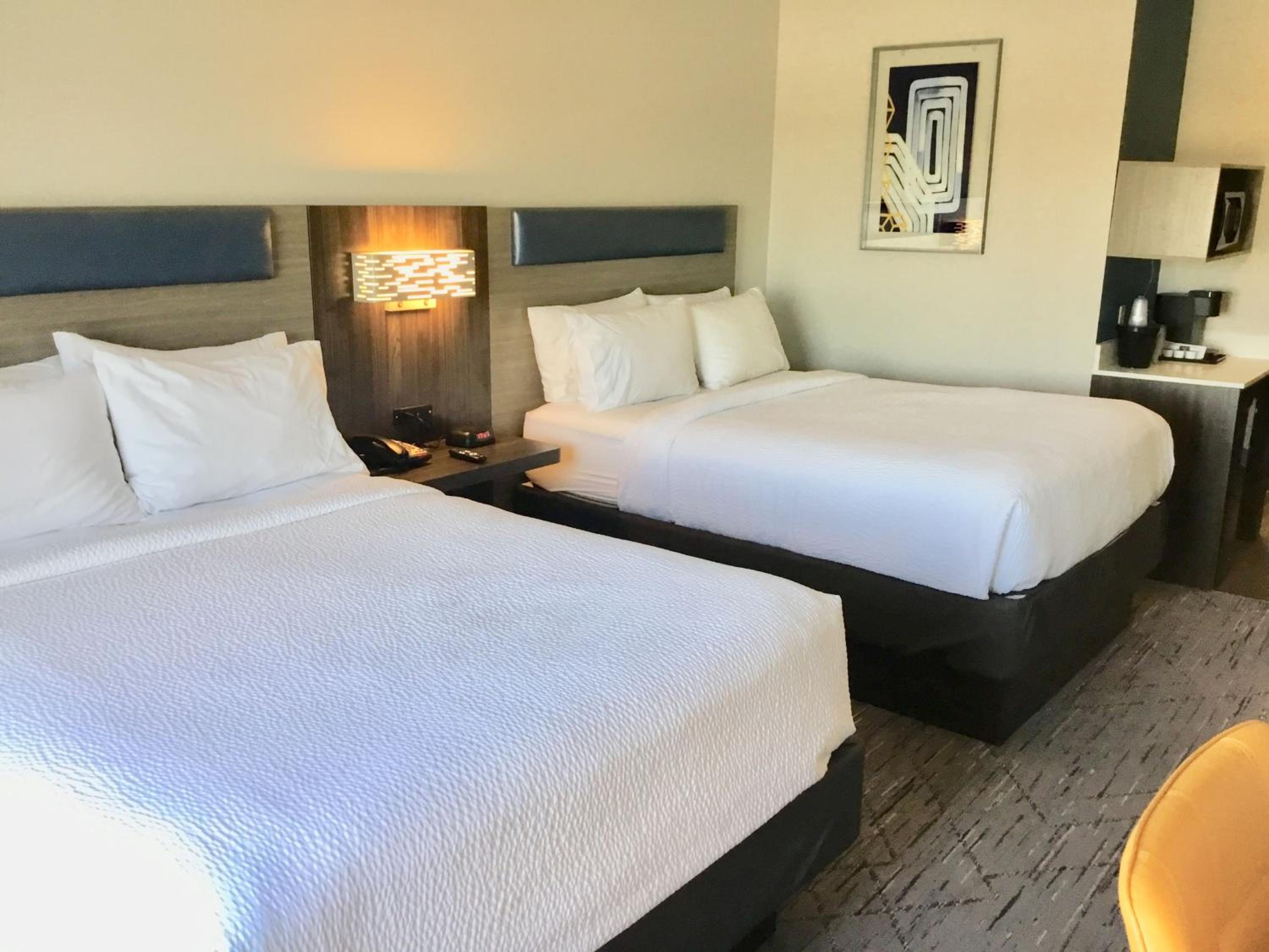 Queen Suite with Two Queen Beds and Sofa Bed - Photo 2
