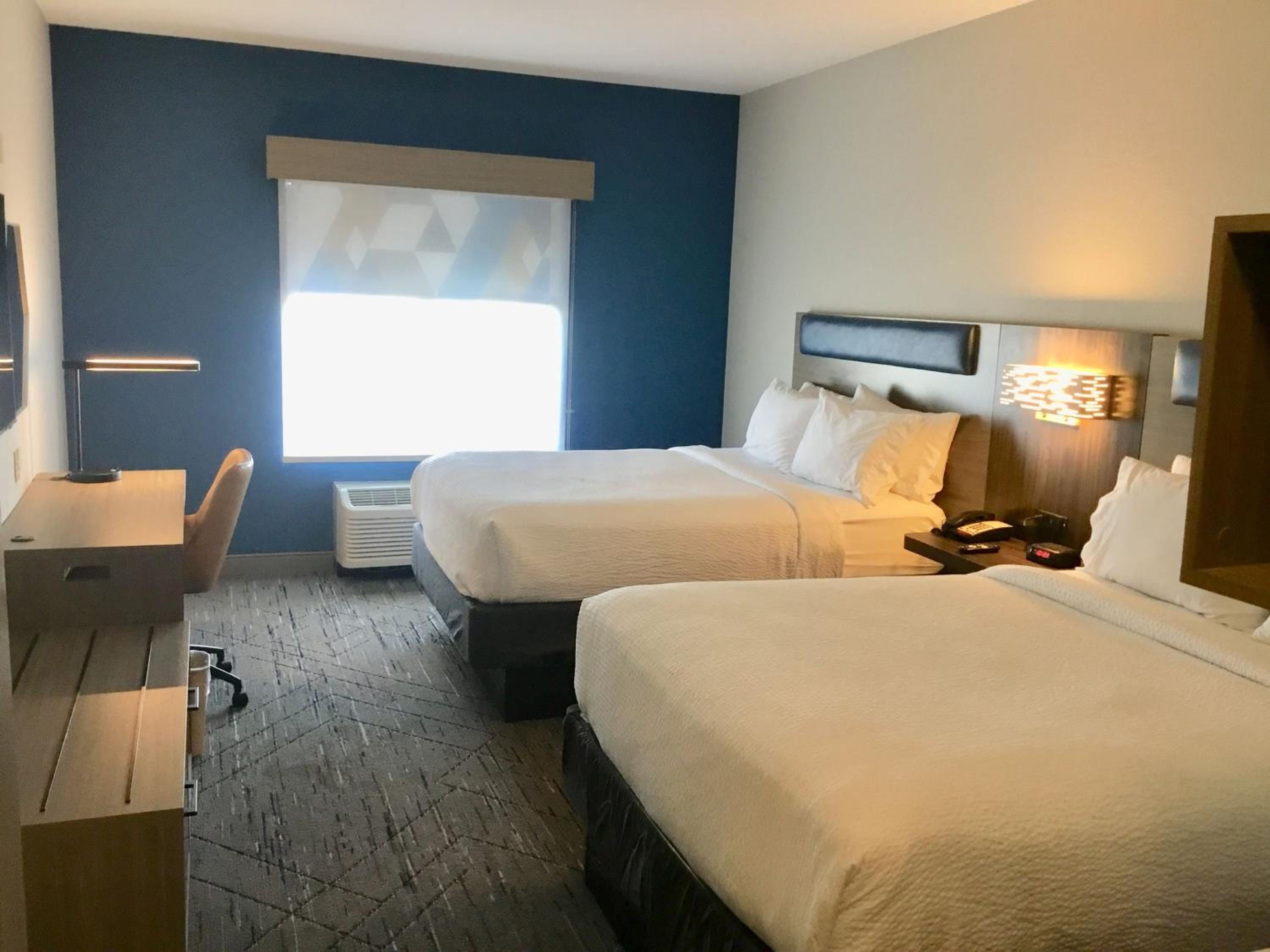 Queen Suite with Two Queen Beds and Sofa Bed - Photo 5