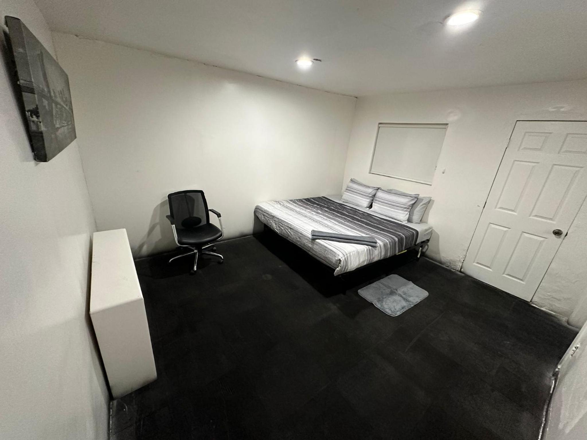 Queen Room With Shared Bathroom photo 3