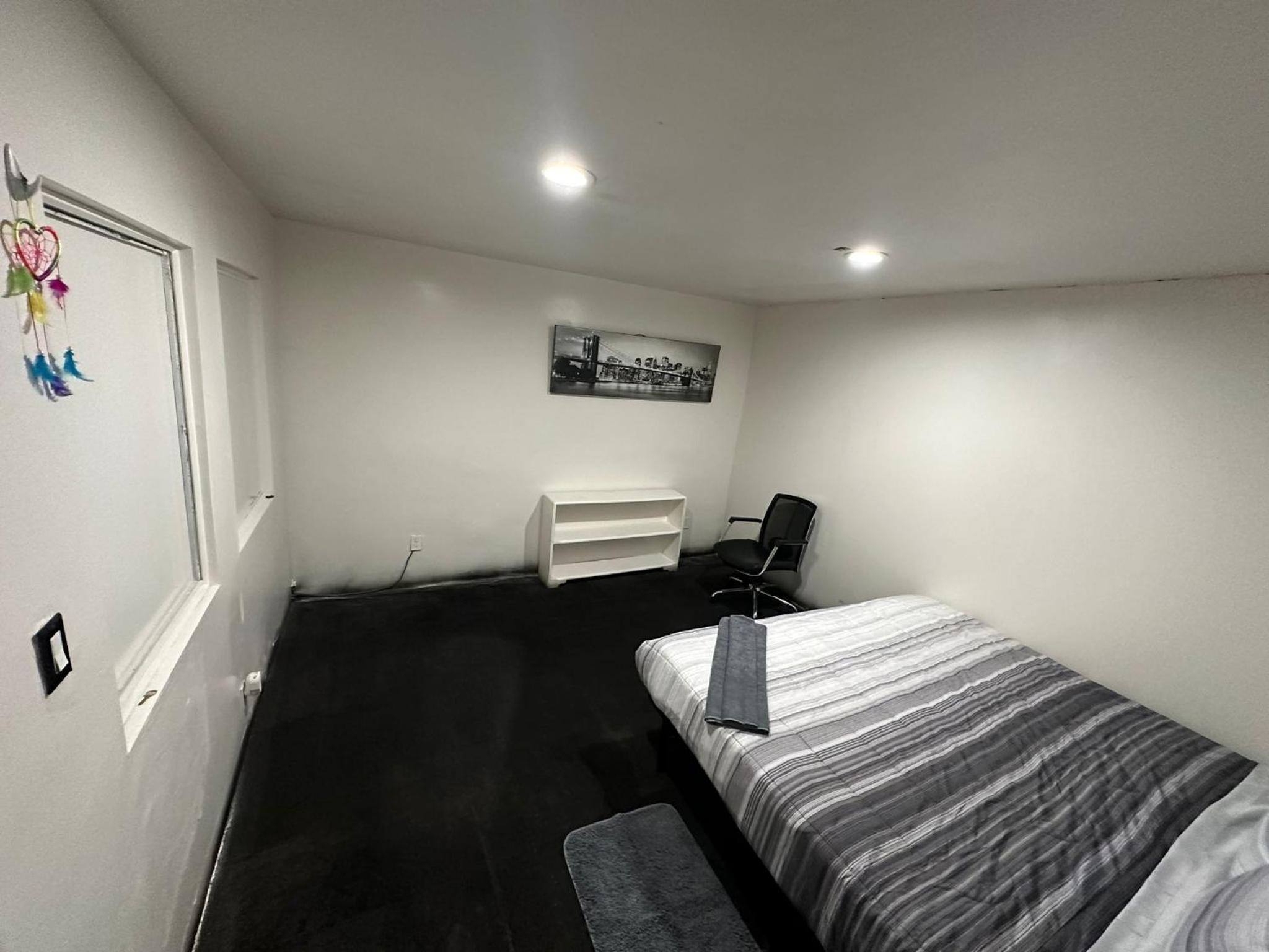 Queen Room With Shared Bathroom photo 1