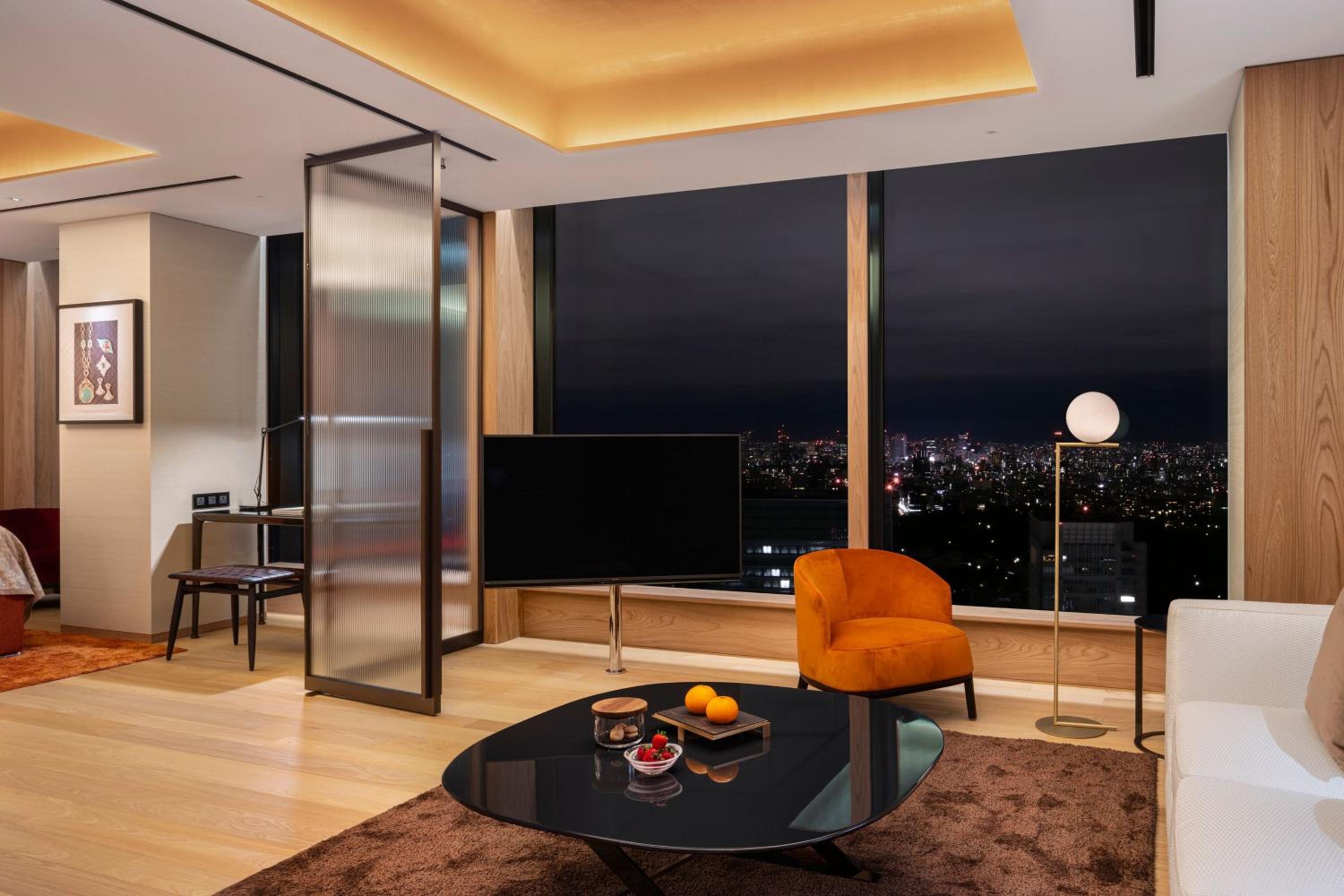 Junior King Suite with Garden View thumbnail 6