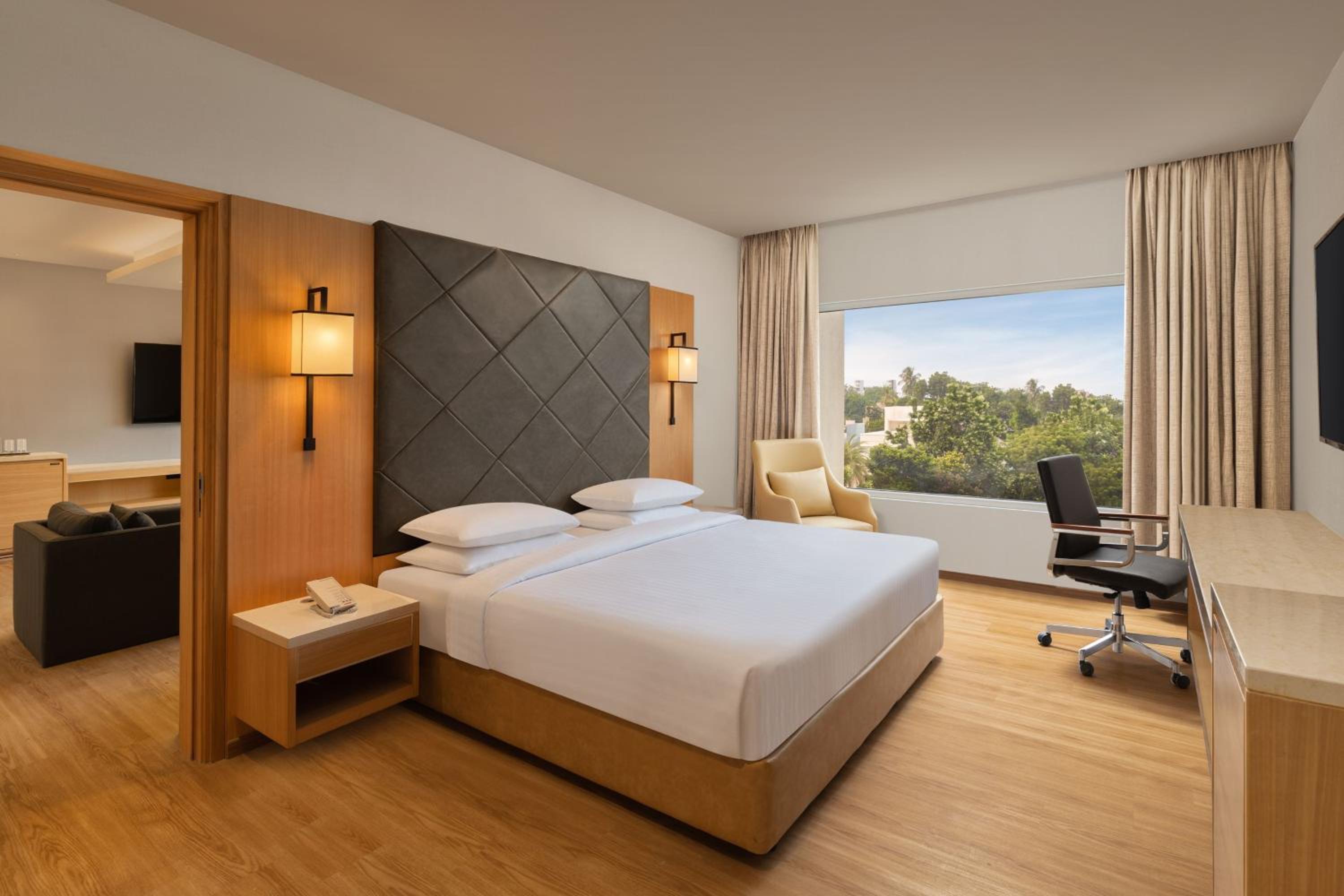 Executive King Suite with City View photo