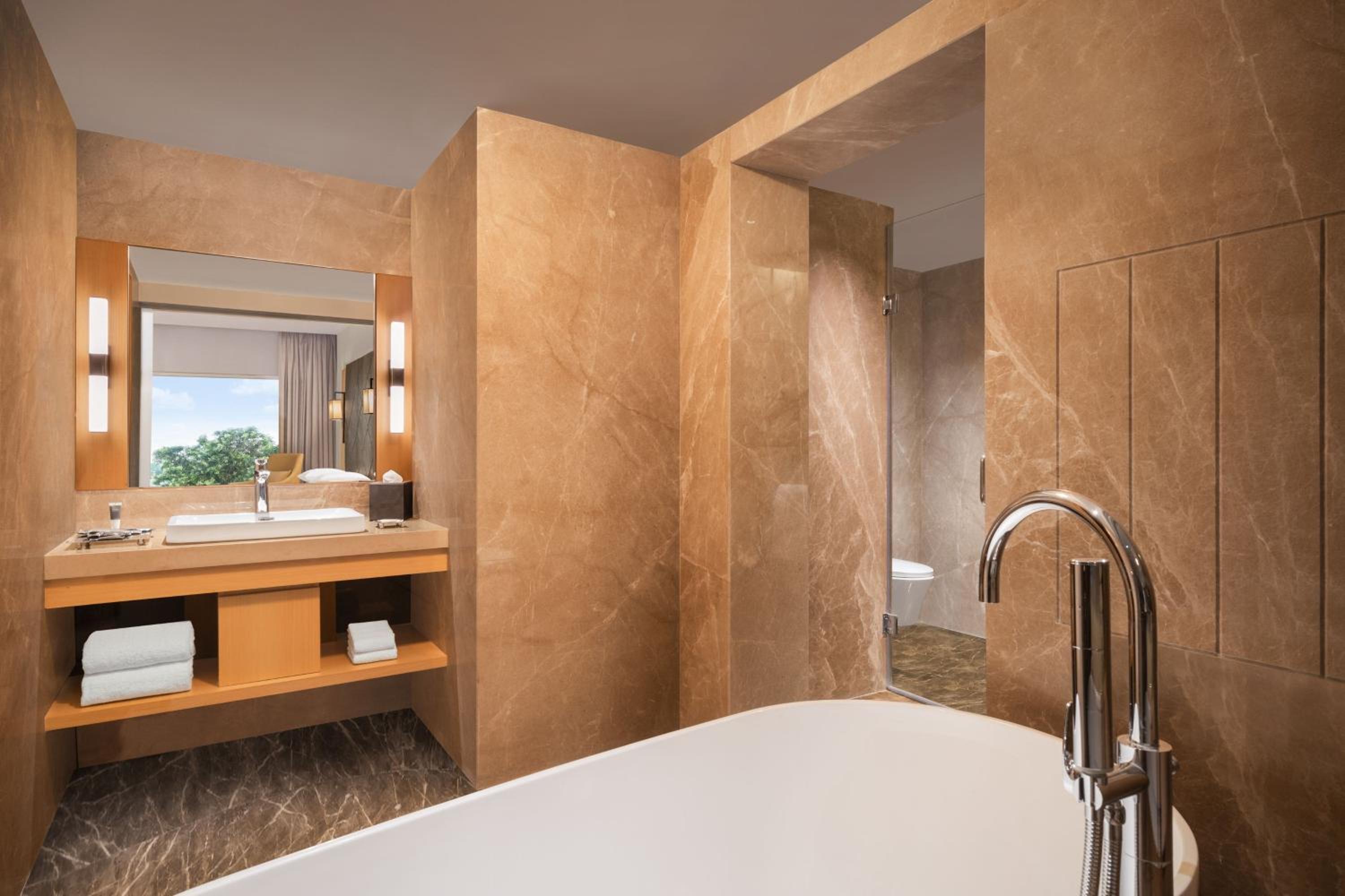 Executive King Suite with City View photo