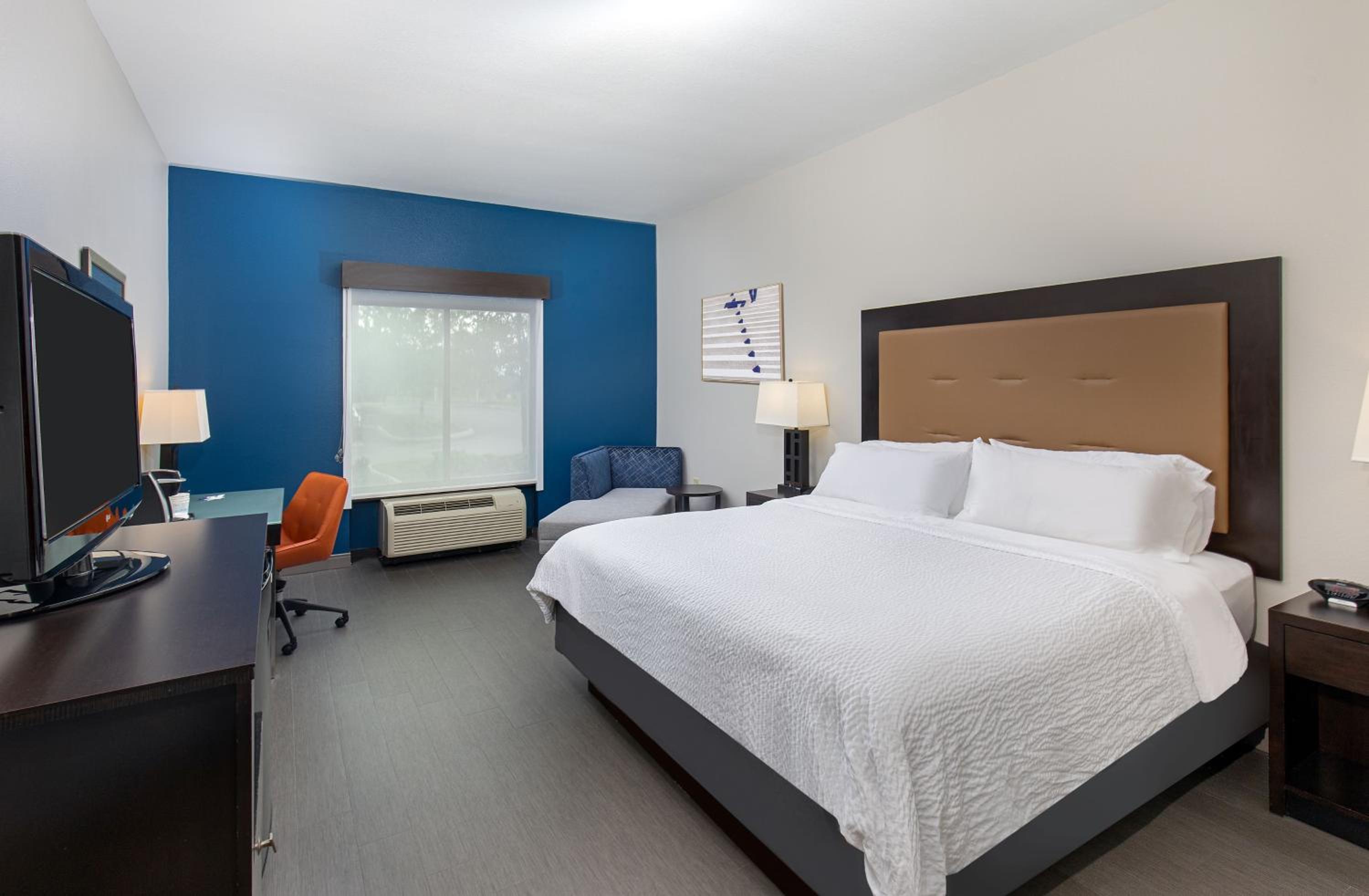 Standard King Room with Extra Space photo 1