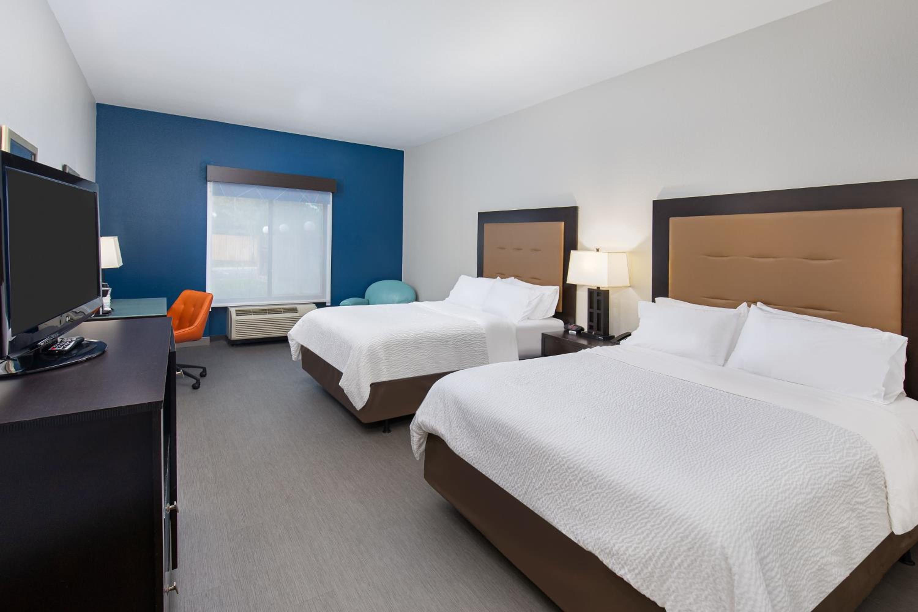 Standard Queen Room with Two Queen Beds photo 1