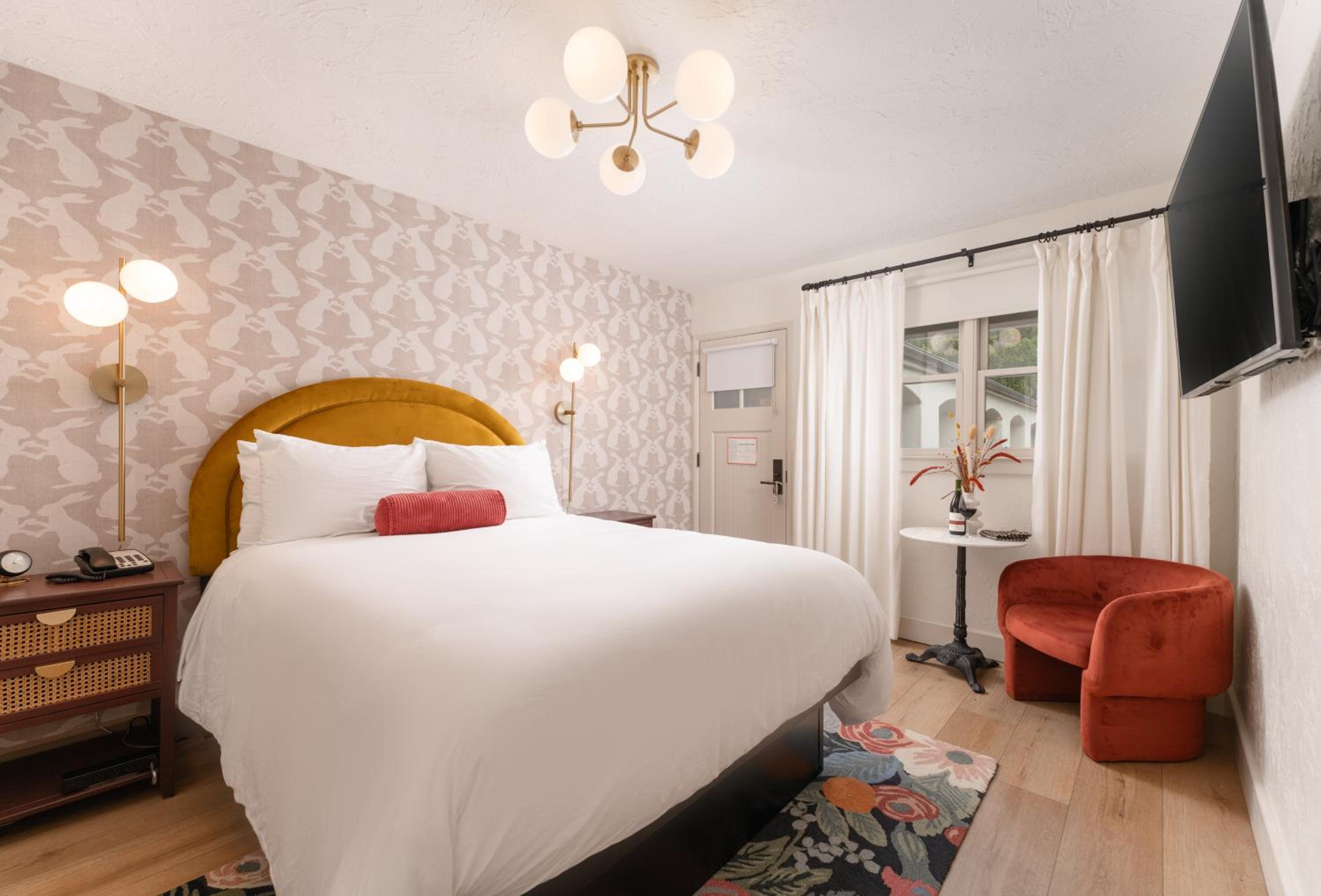 Queen Room photo 2