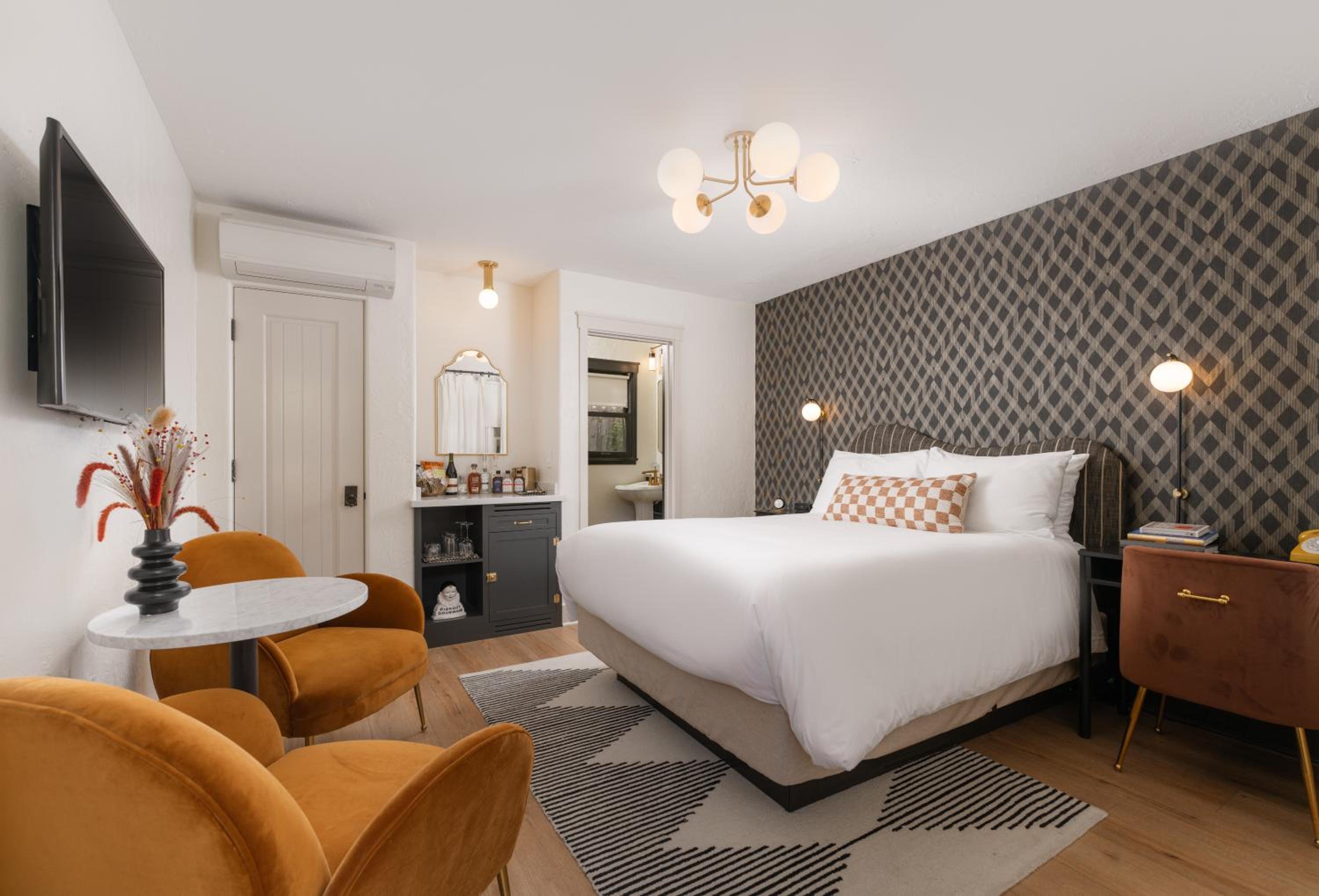 Queen Room photo 1