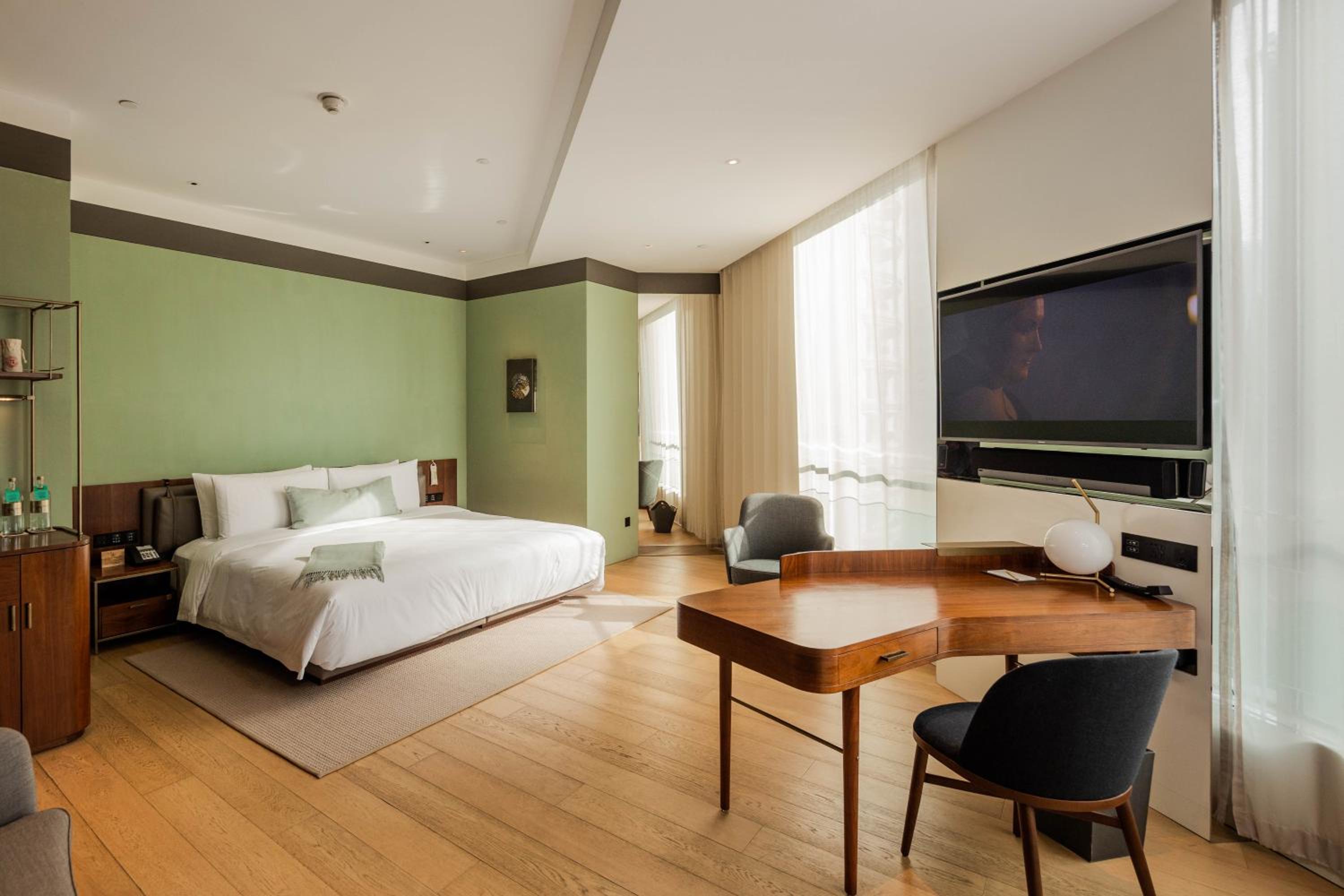 Premier Hollywood King Room