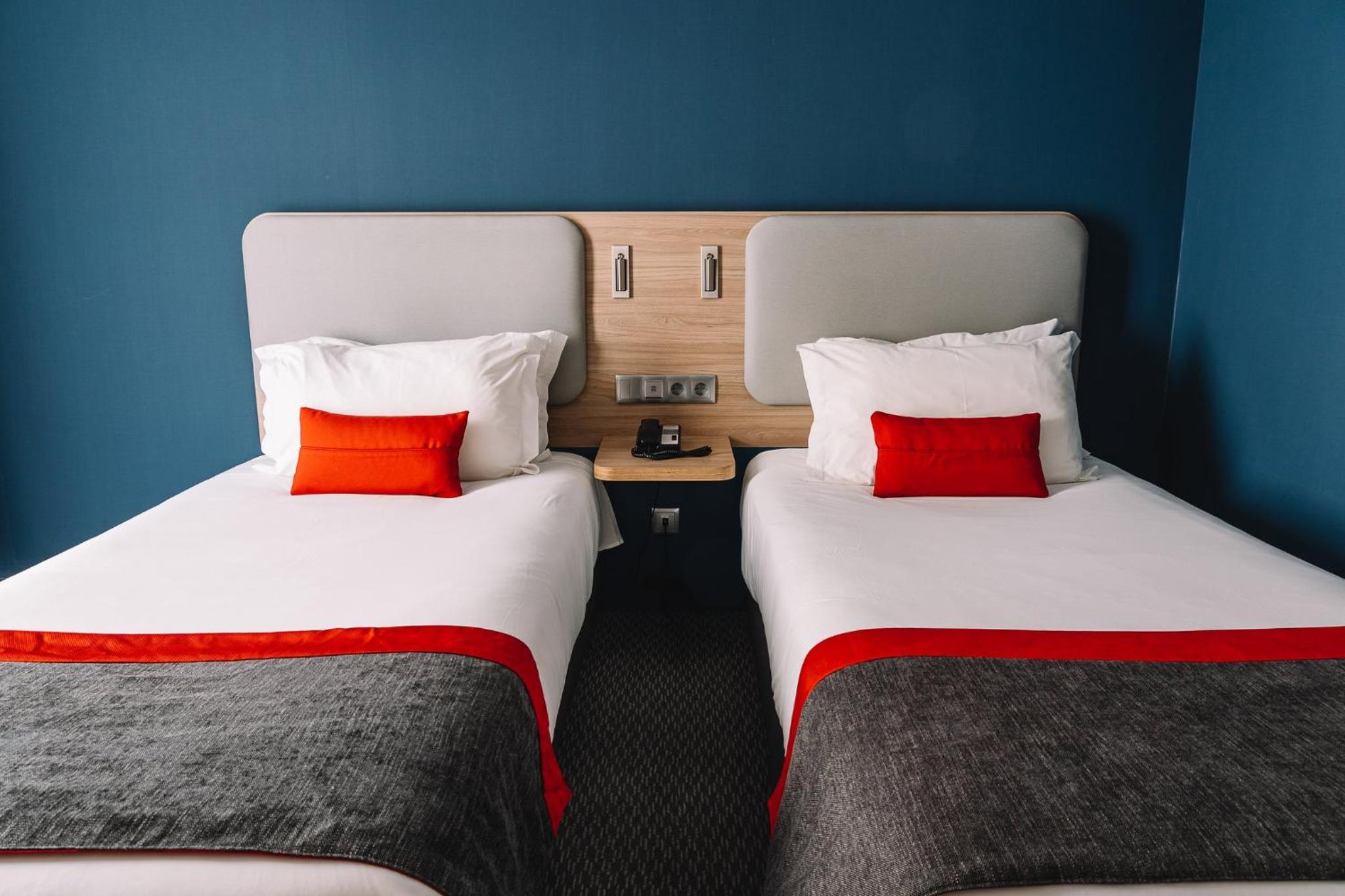 Standard Twin Room - Free Breakfast thumbnail 5