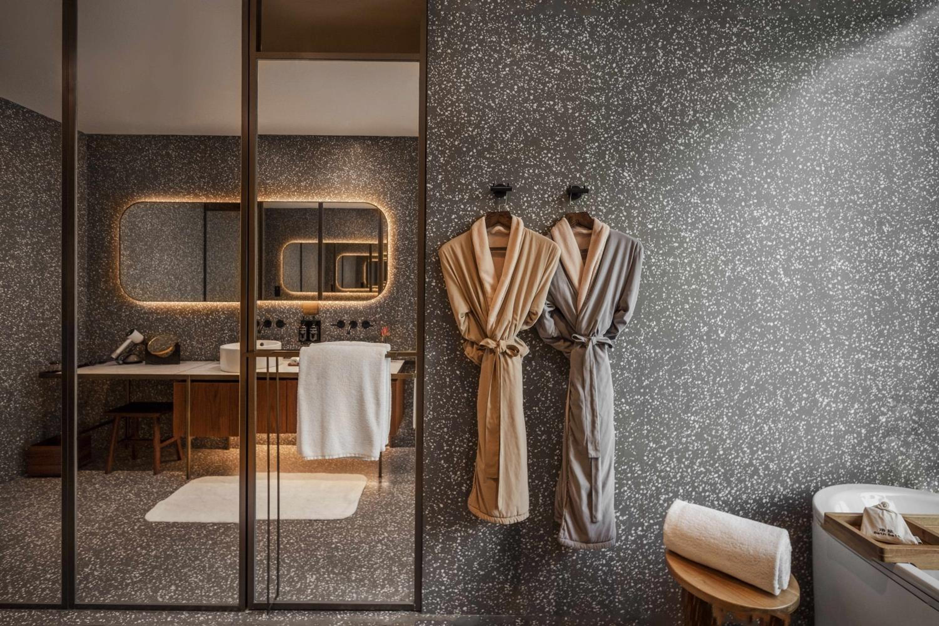 Executive Hollywood King Suite photo 2