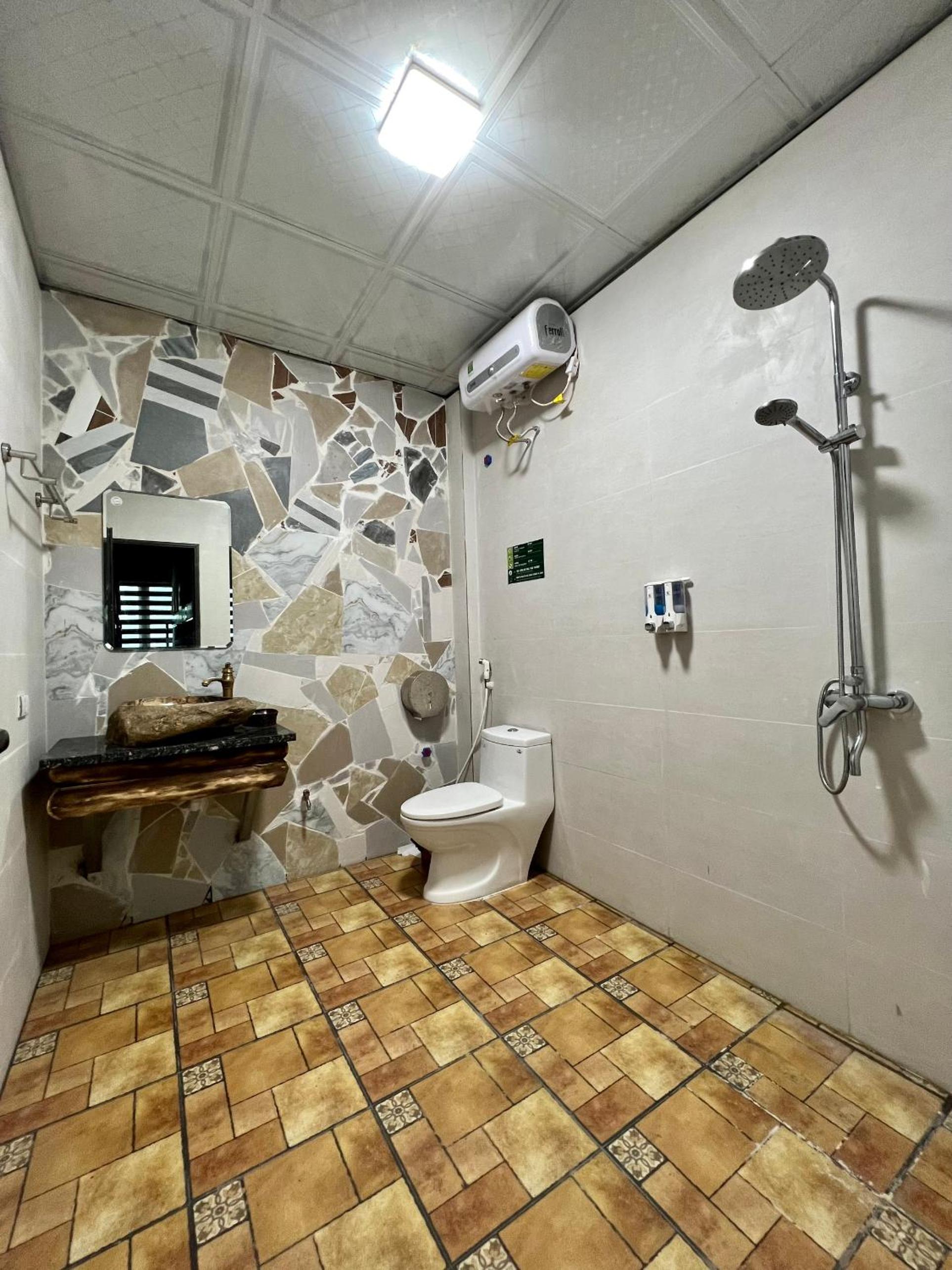 8-Bed Mixed Dormitory Room photo 3