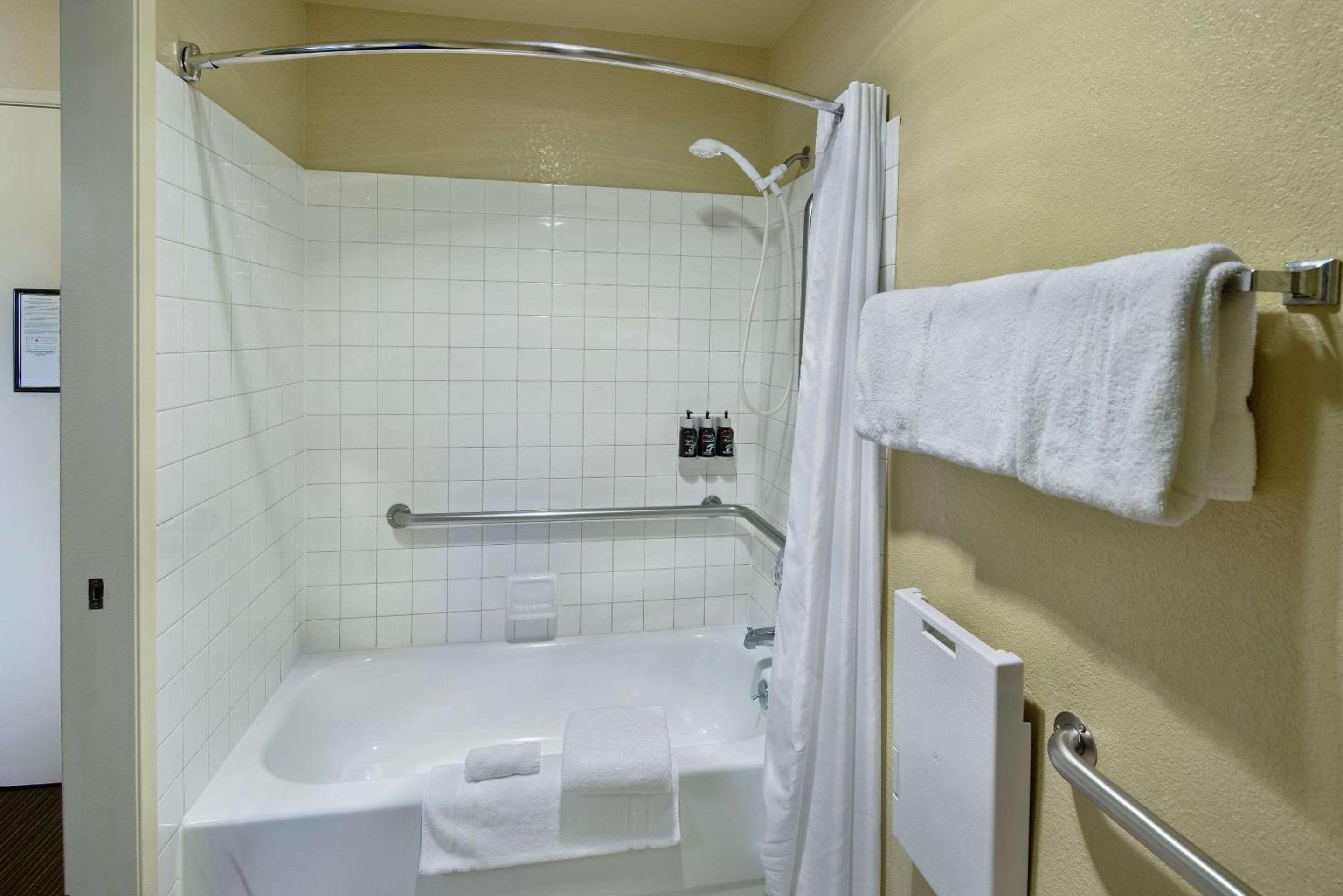 Queen Room with Tub - Disability Access/Non Smoking