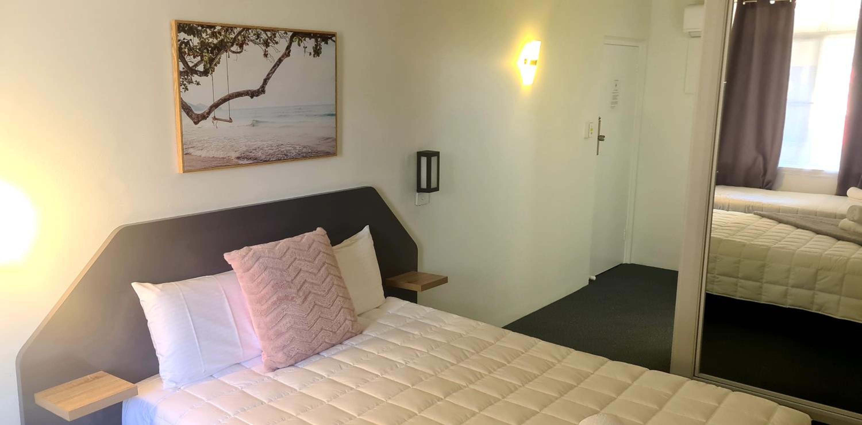 Twin Room with Balcony - Photo 17