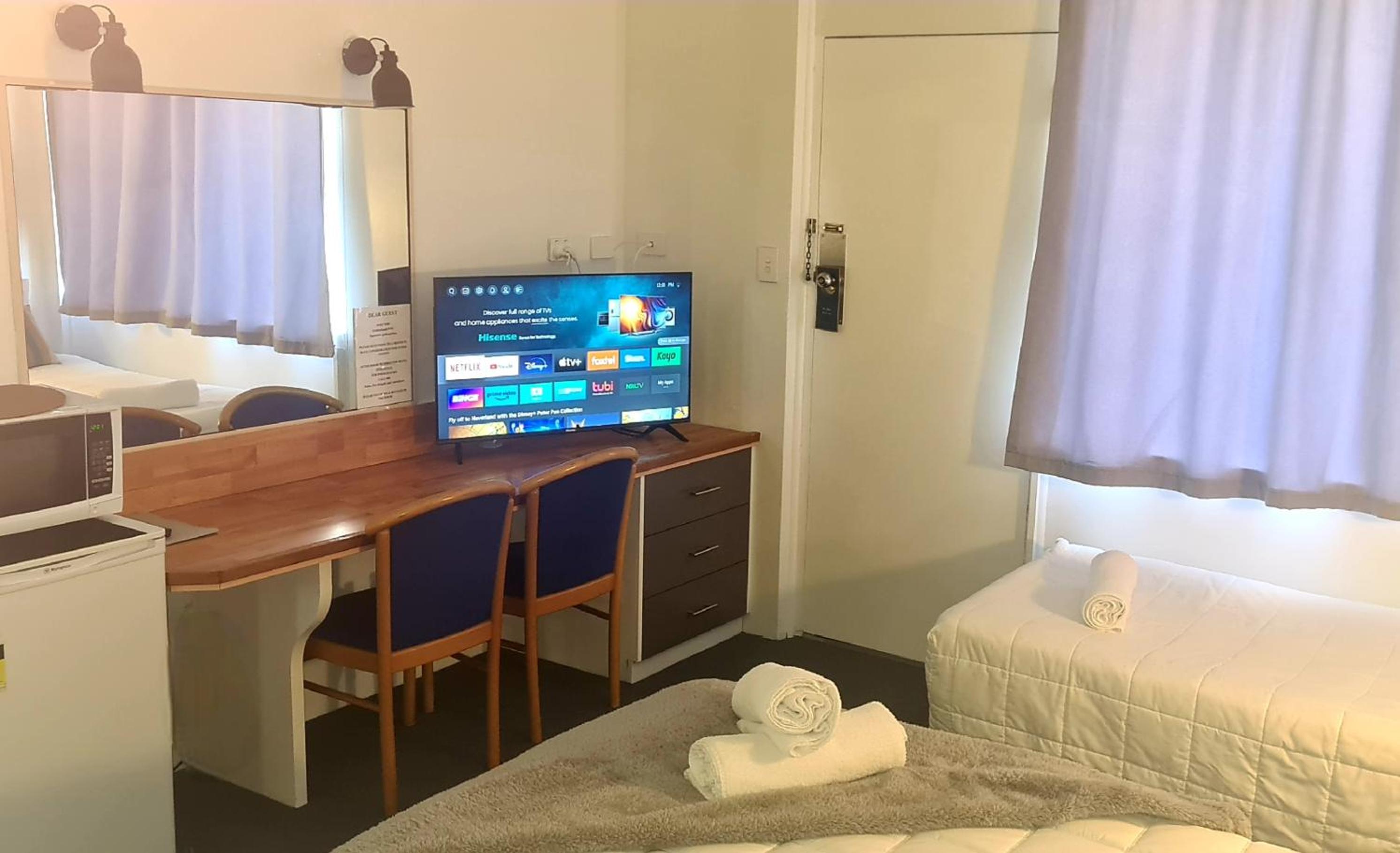 Twin Room with Balcony - Photo 8