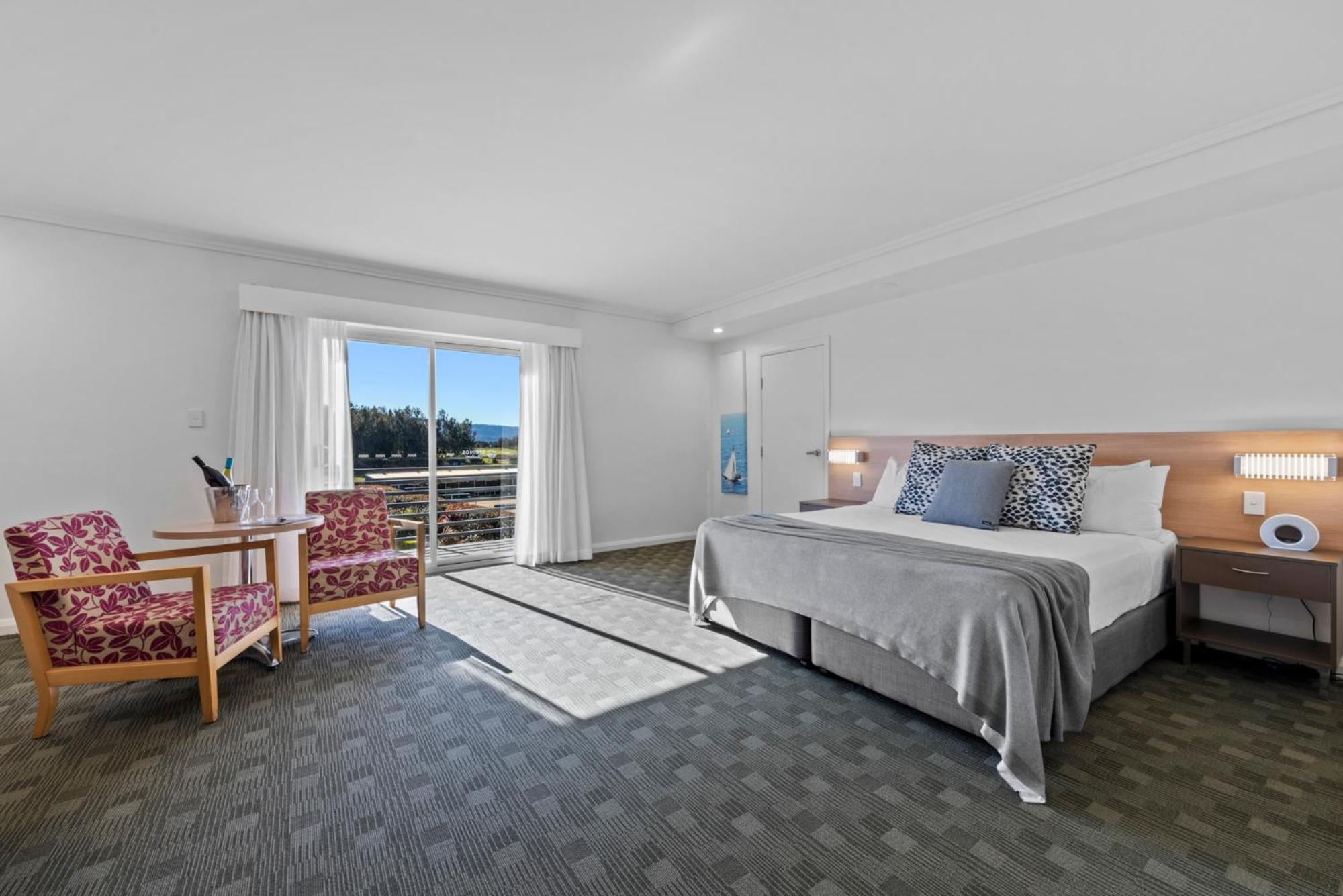 Executive King Room with Spa Bath - Photo 3