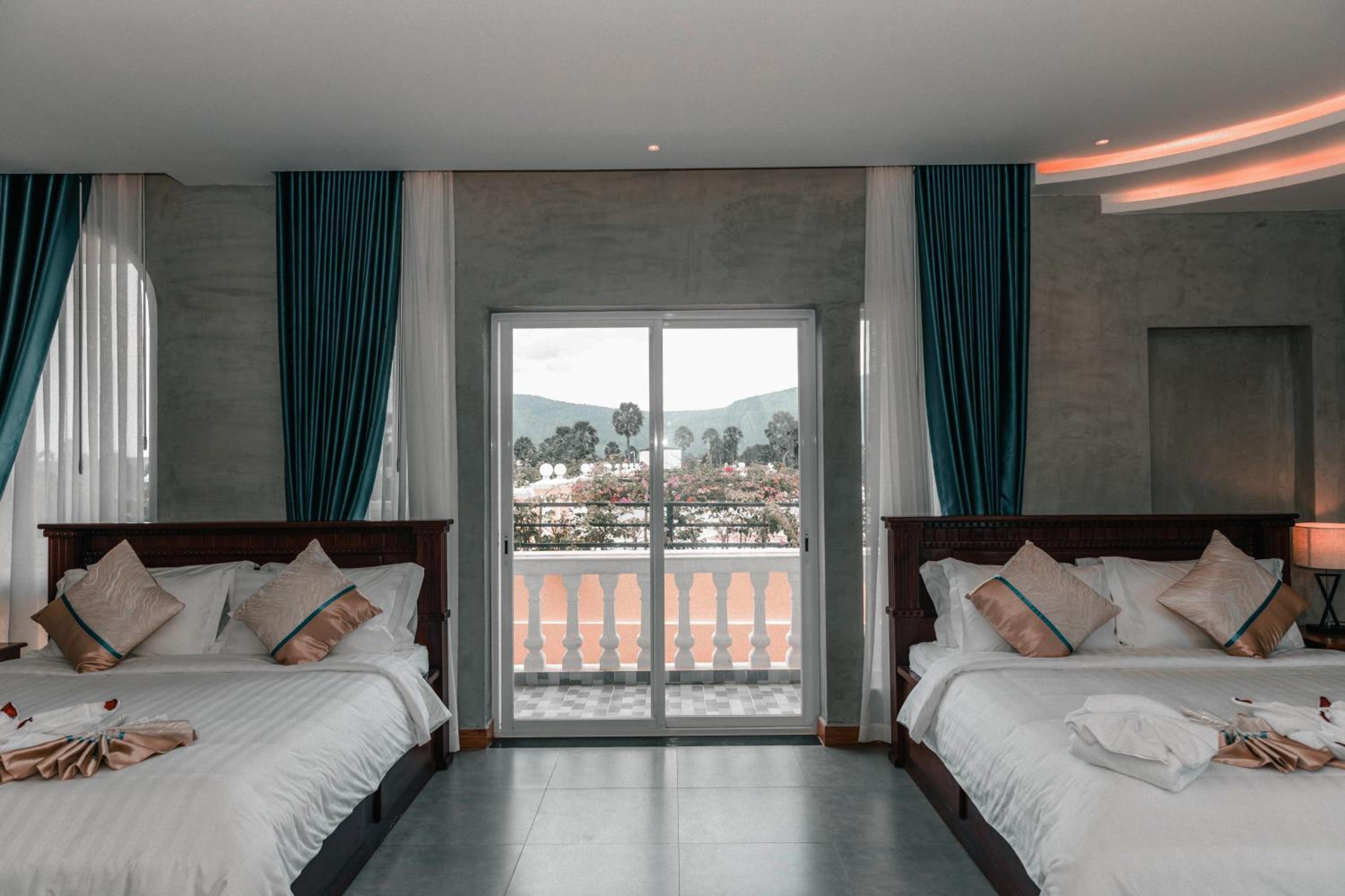 Family Suite with Balcony - Free One Way Shuttle Service to Town photo 3