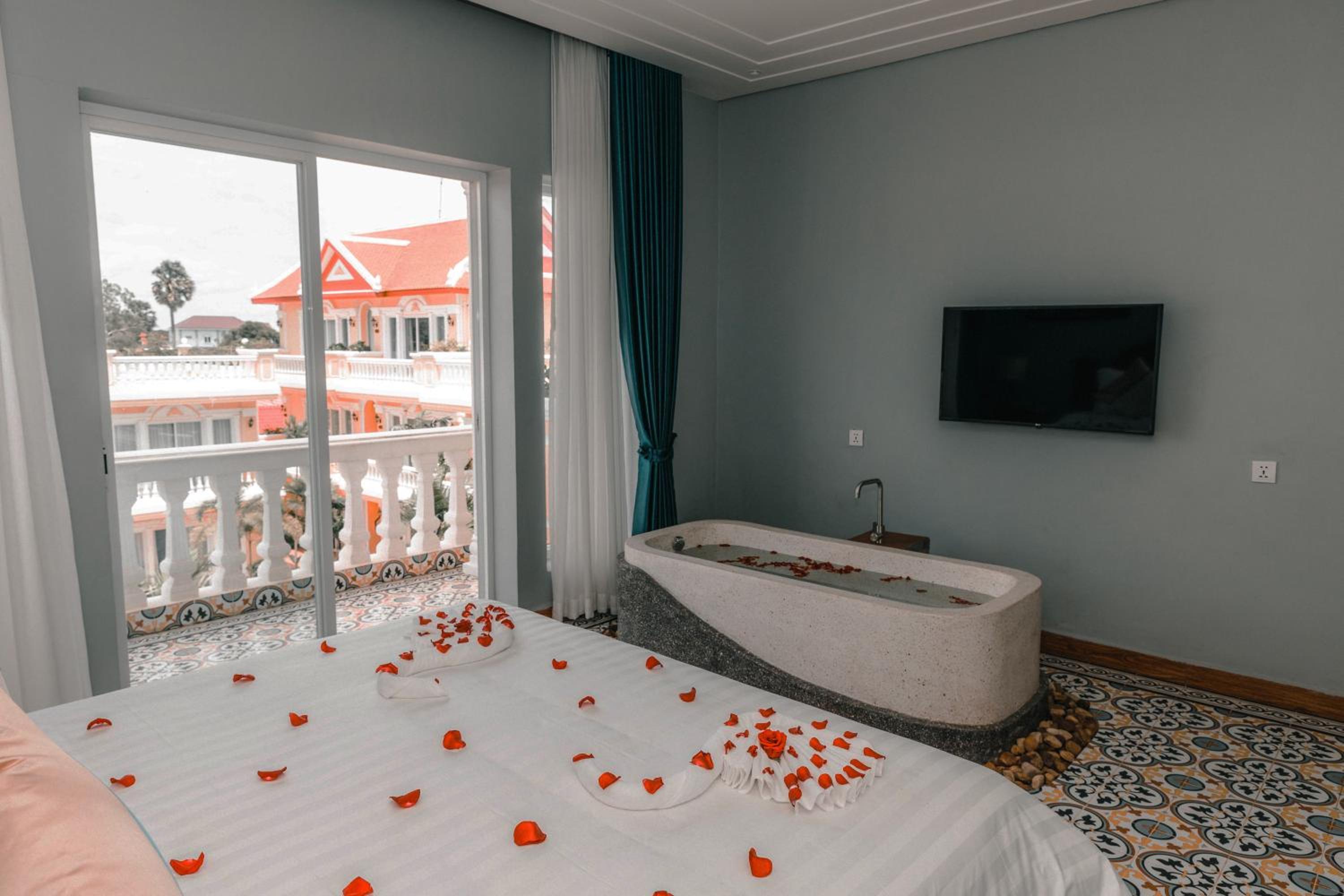Deluxe Family Suite - Free One Way Shuttle Service  to Town photo 3
