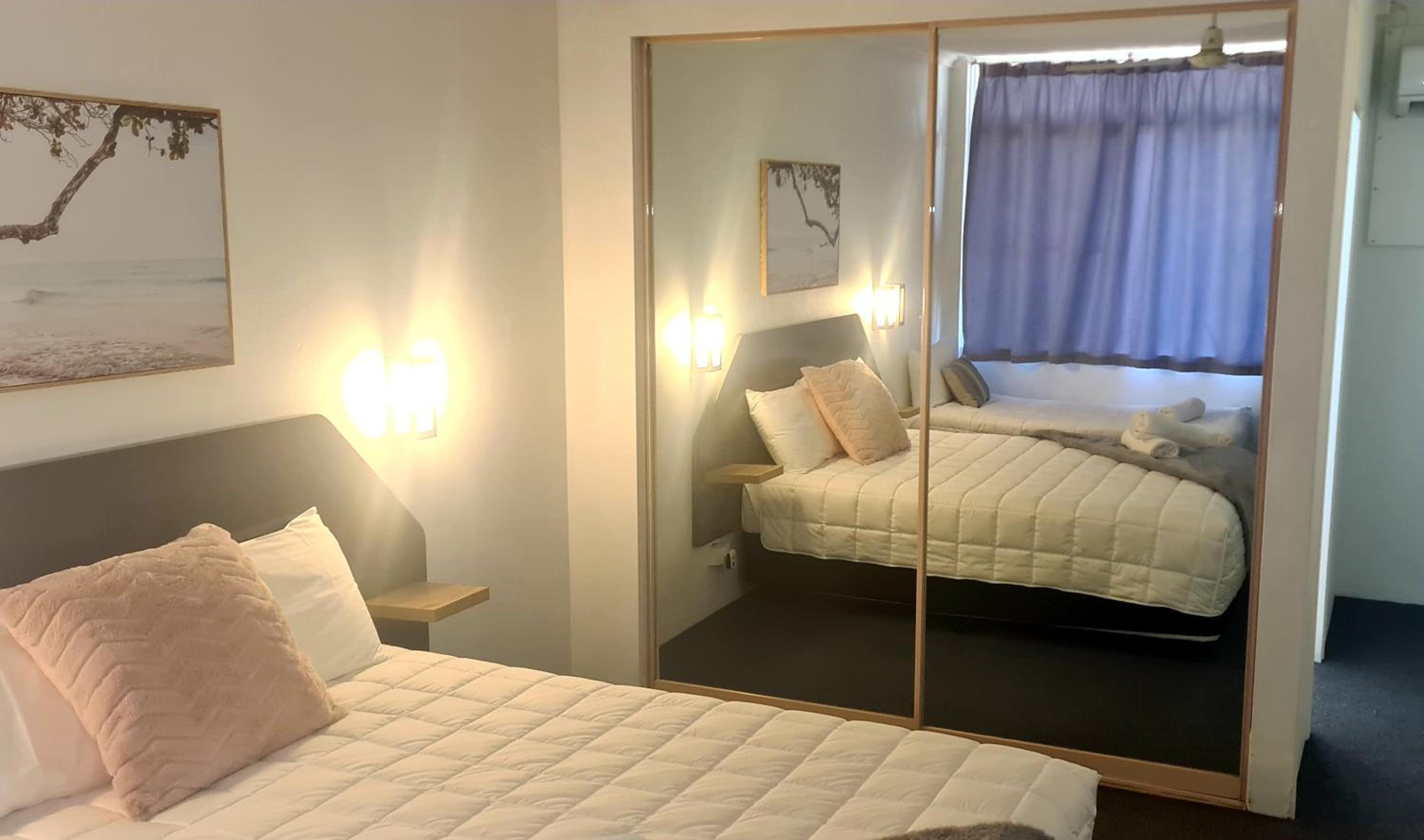 Twin Room with Balcony - Photo 10