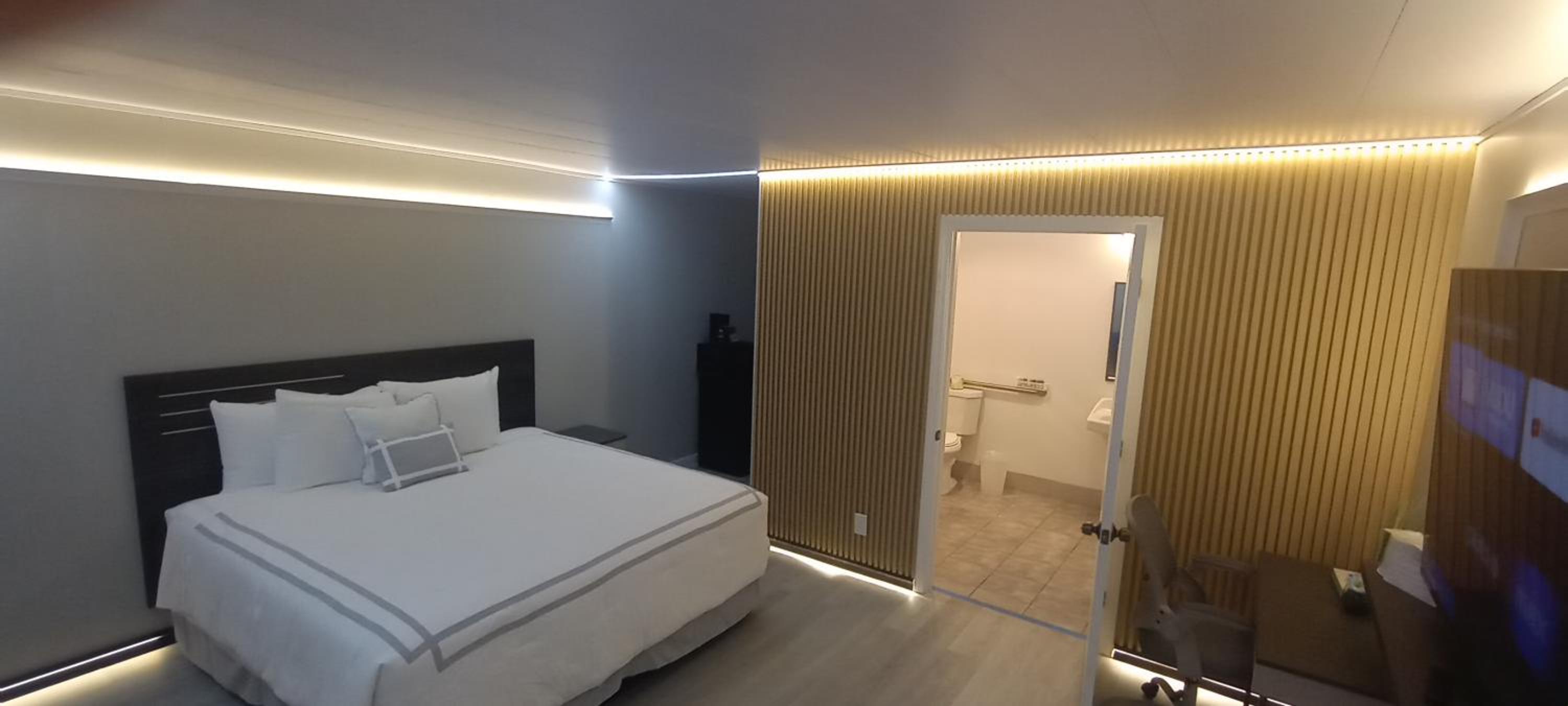 Deluxe King Room - Photo 2