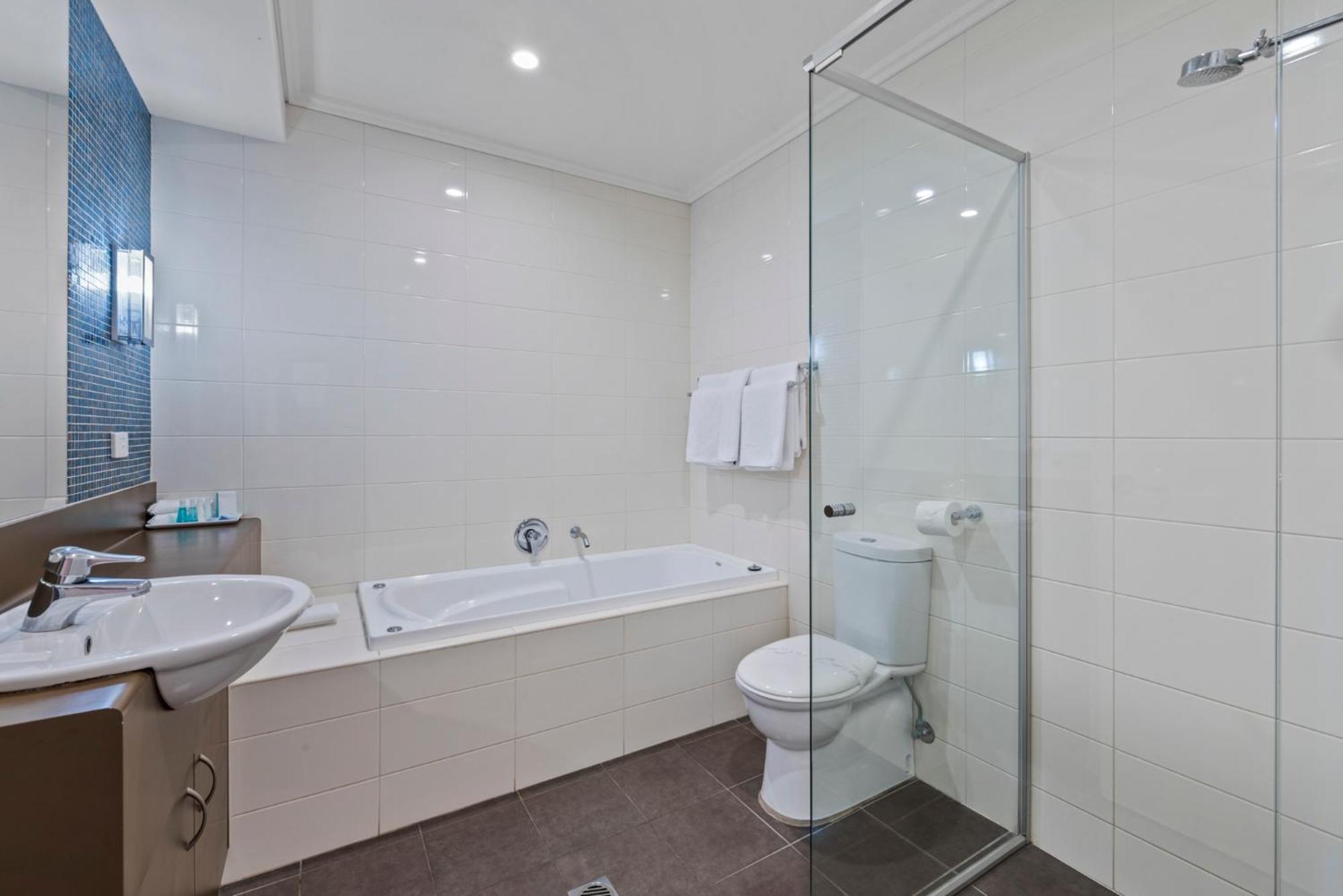 Executive King Room with Spa Bath - Photo 6