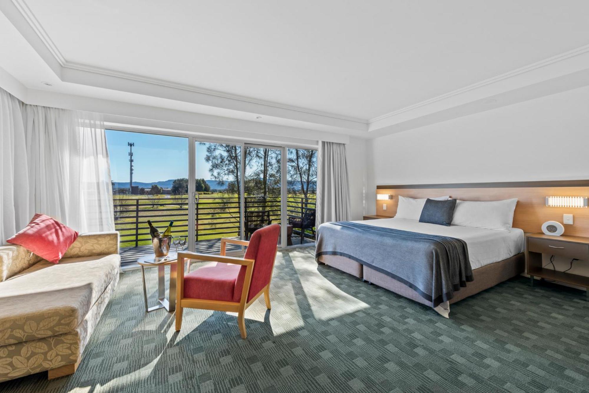 Deluxe King Room with Spa Bath - Photo 4