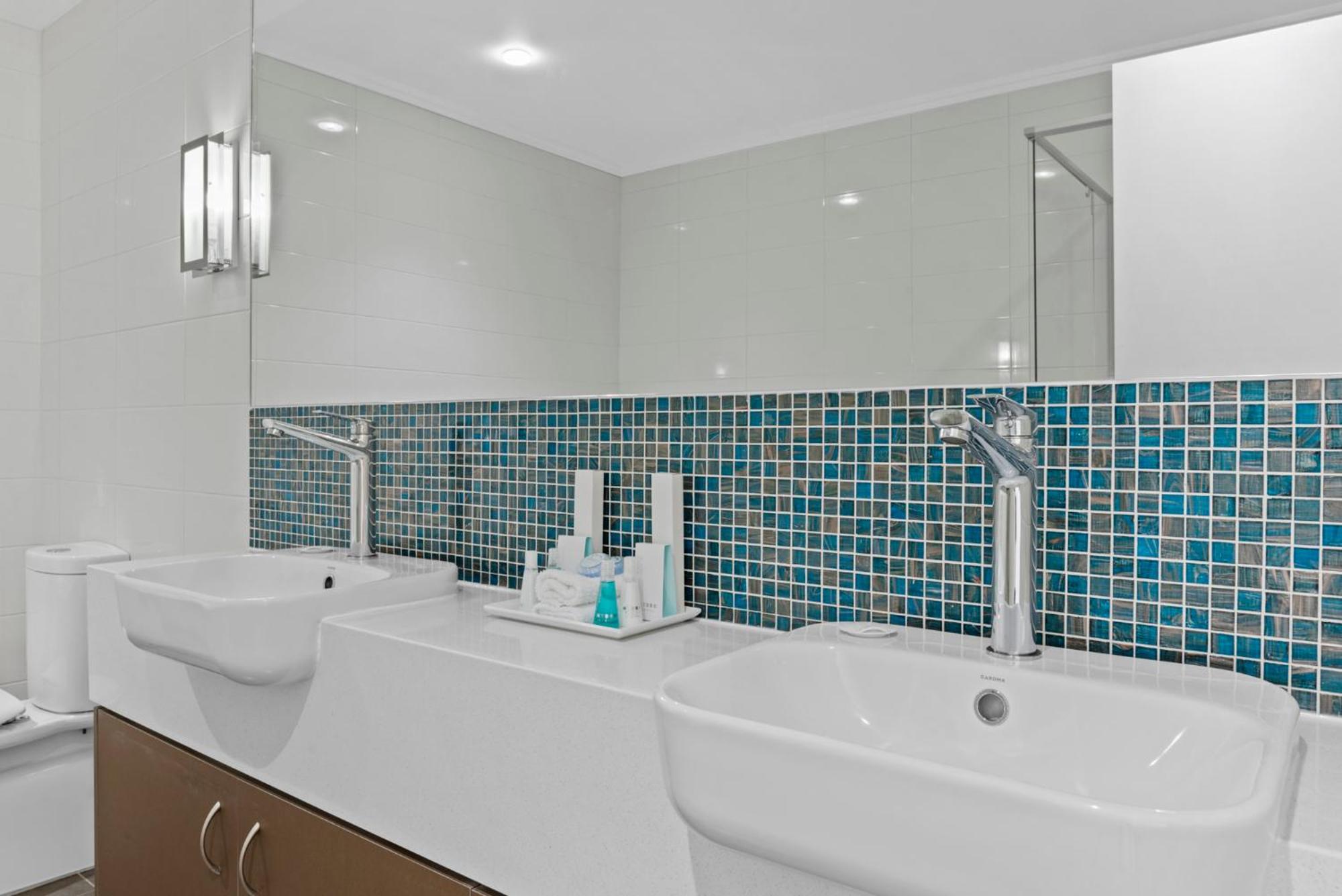 Deluxe King Room with Spa Bath - Photo 3