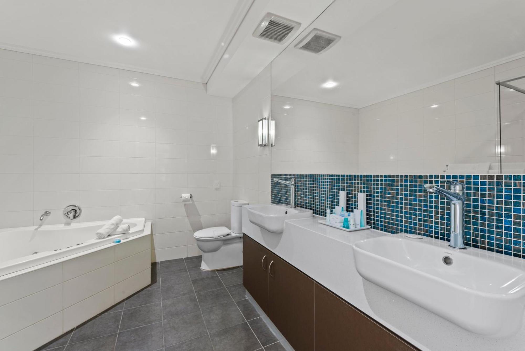 Deluxe King Room with Spa Bath - Photo 12